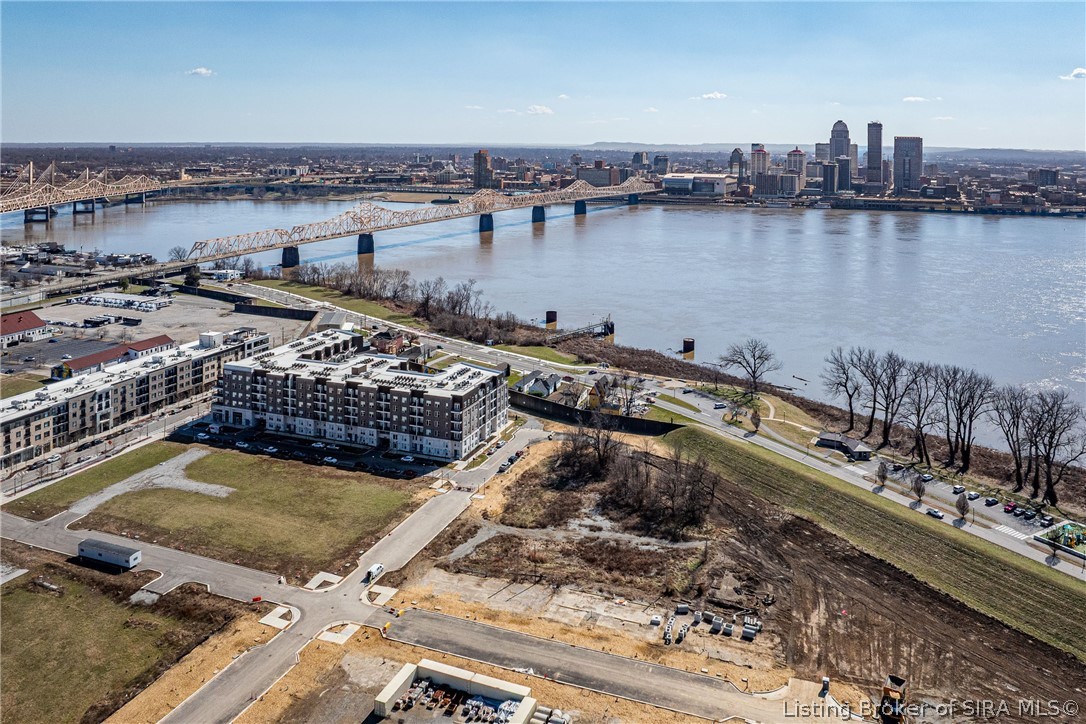 427/429 E Riverside Drive Property Photo 8