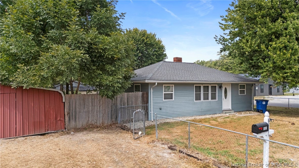 1090 N Mann Avenue Property Photo 1