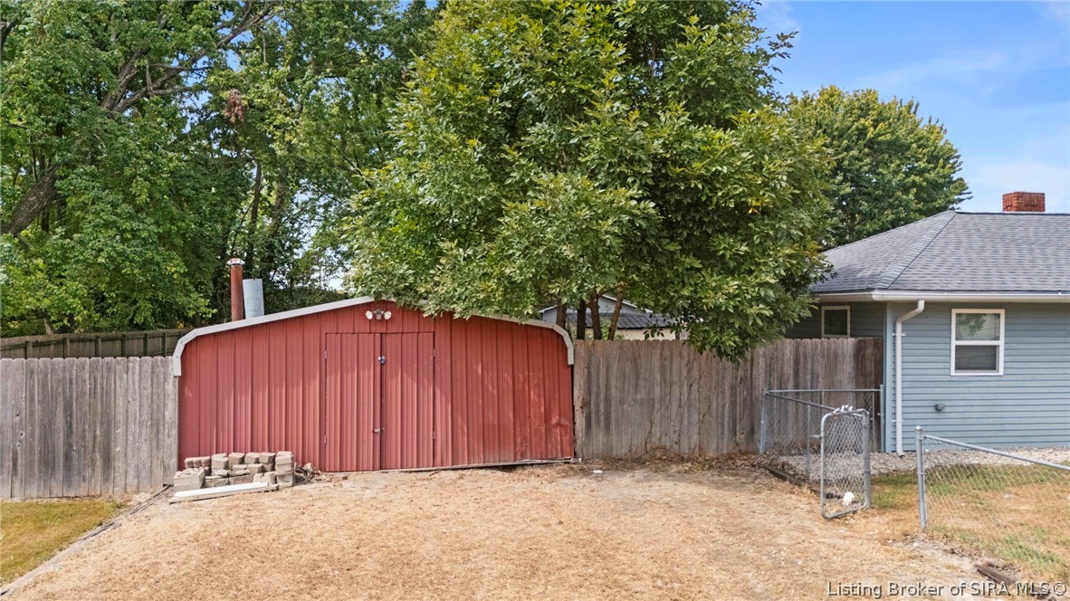 1090 N Mann Avenue Property Photo 5