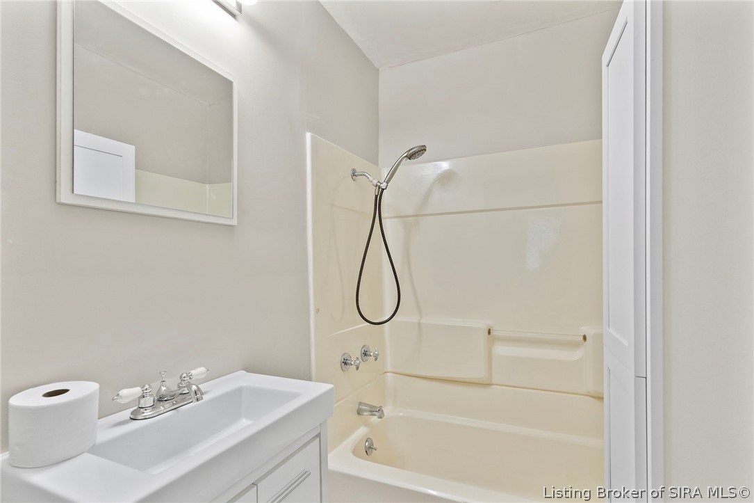 1090 N Mann Avenue Property Photo 14