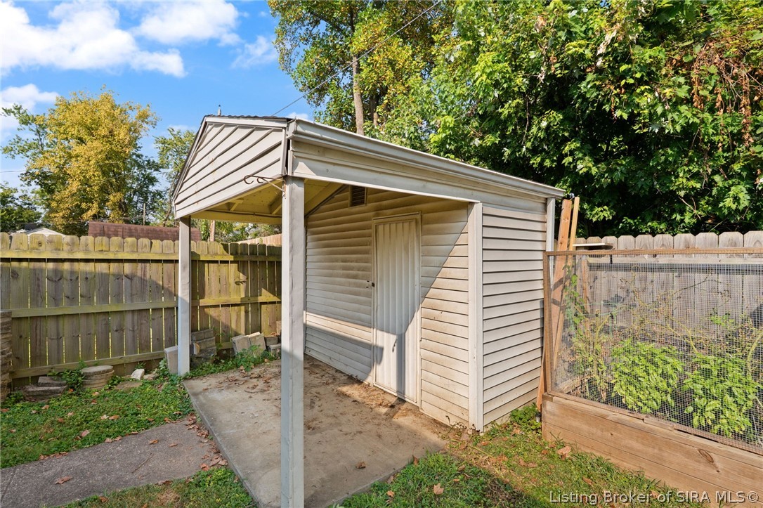 205 E Lewis Street Property Photo 27