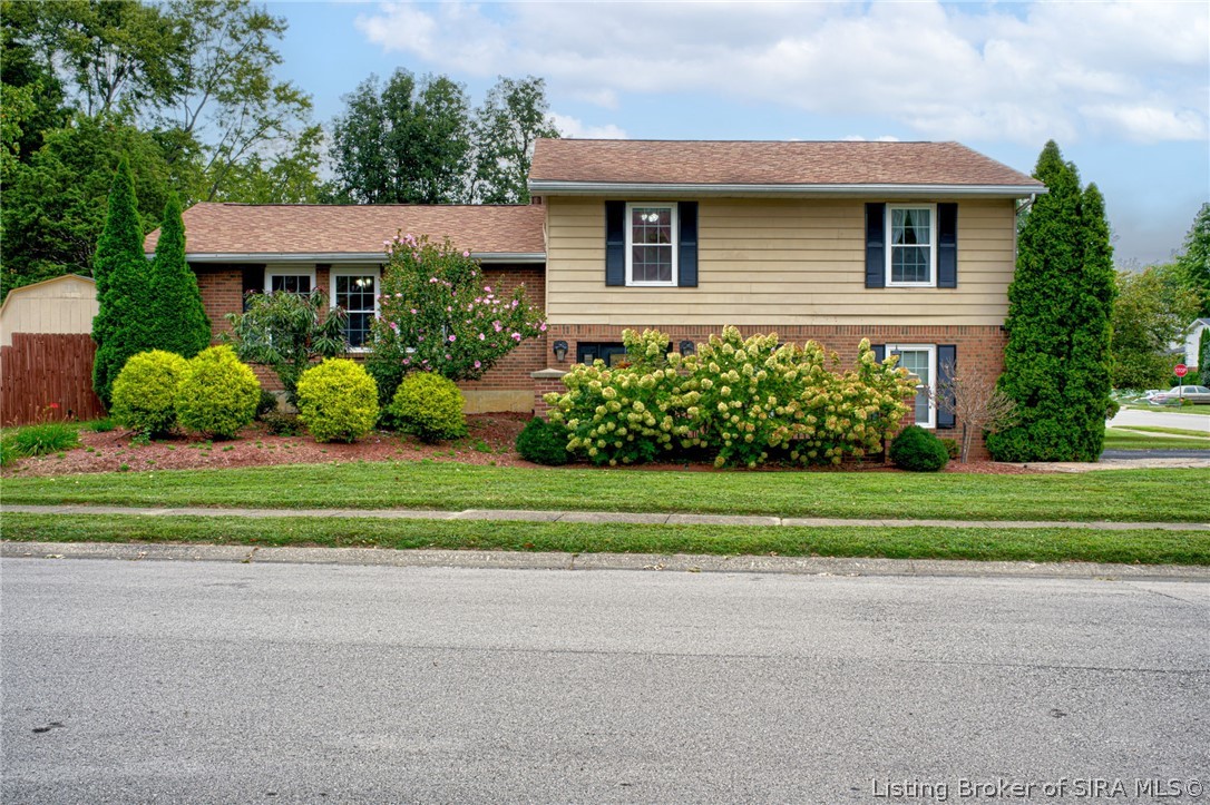 917 Castlewood Drive Property Photo 2