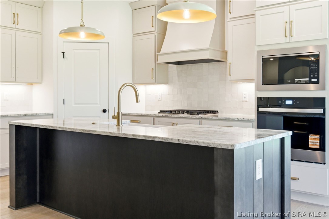 711 Lillian Way Property Photo 13
