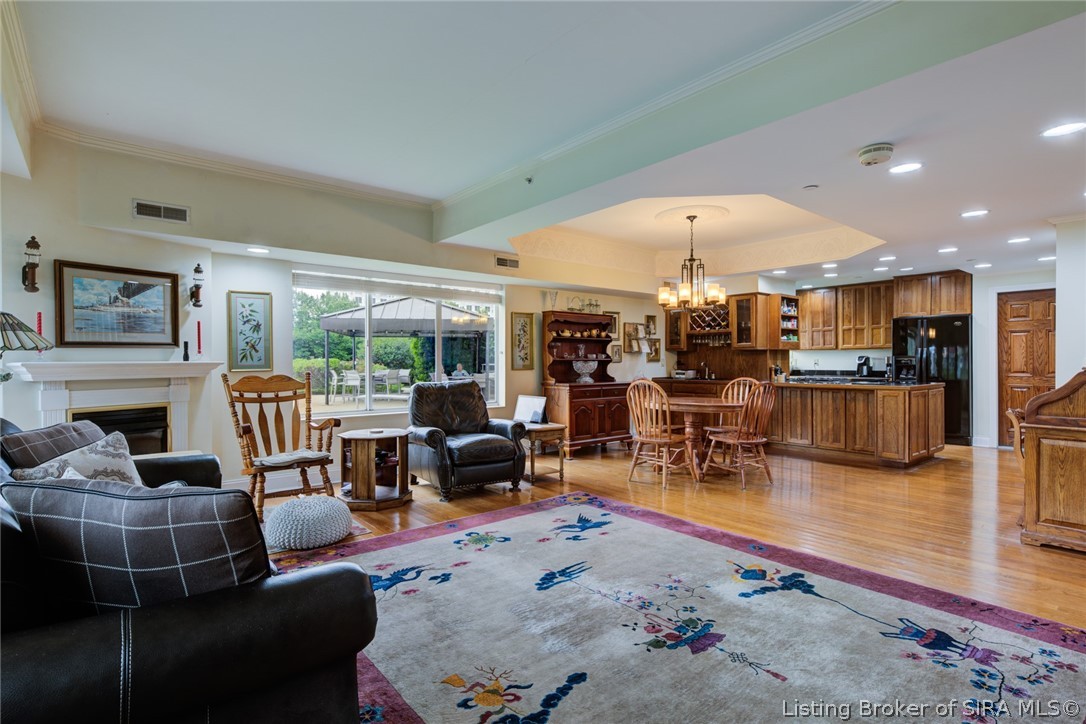 618 W Riverside Drive Property Photo 4