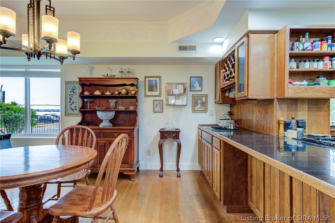 618 W Riverside Drive Property Photo 9