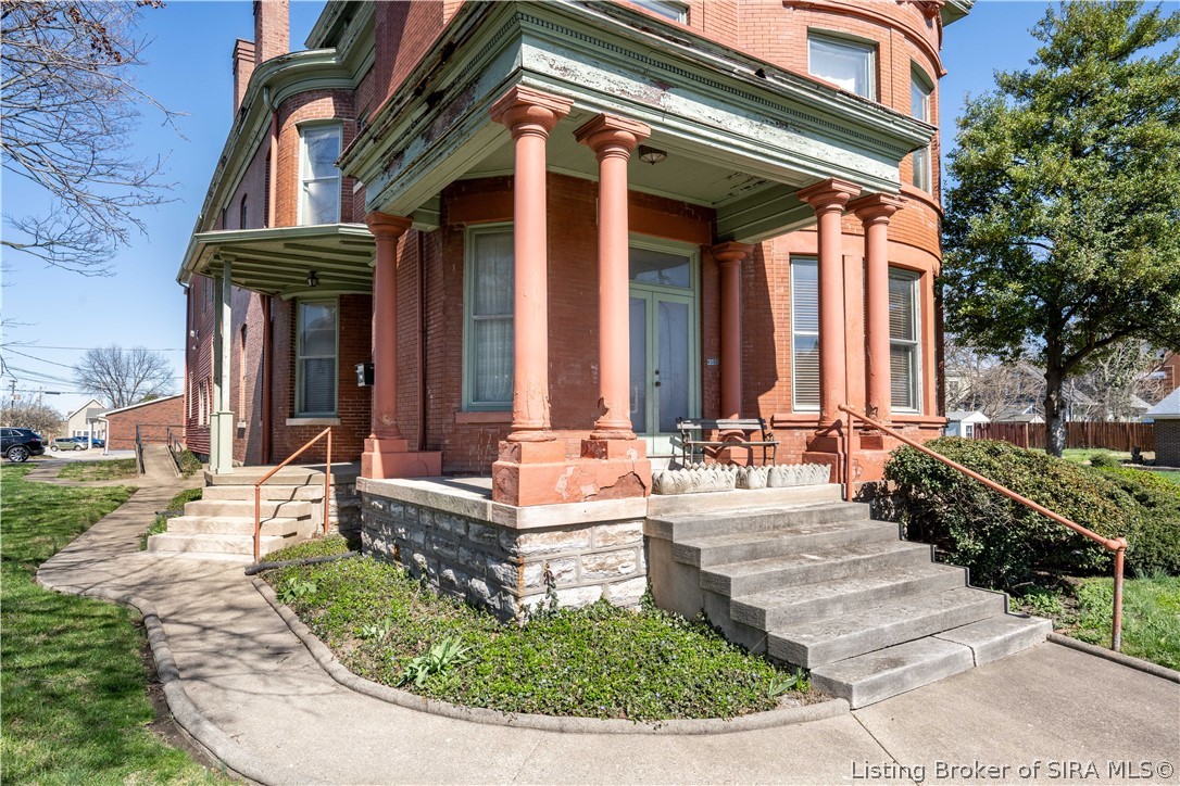209 E Chestnut Street Property Photo 3