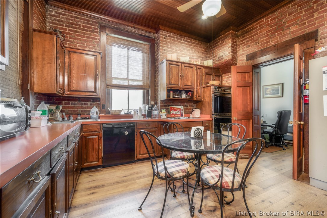 209 E Chestnut Street Property Photo 10
