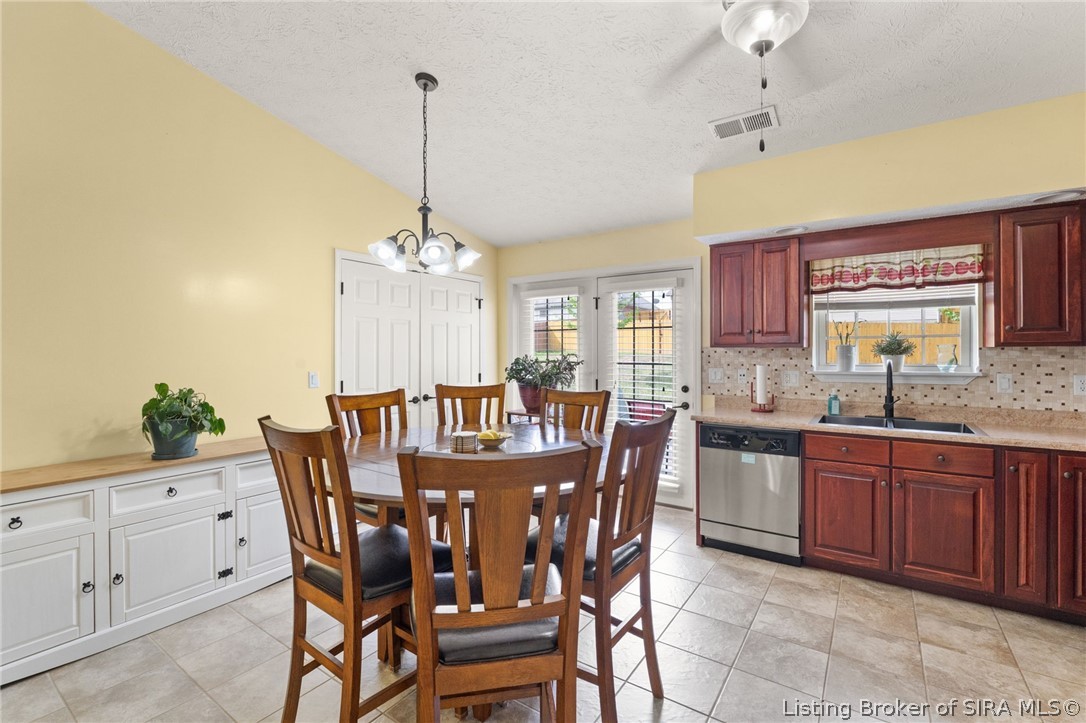 2231 Honeysuckle Way Property Photo 6
