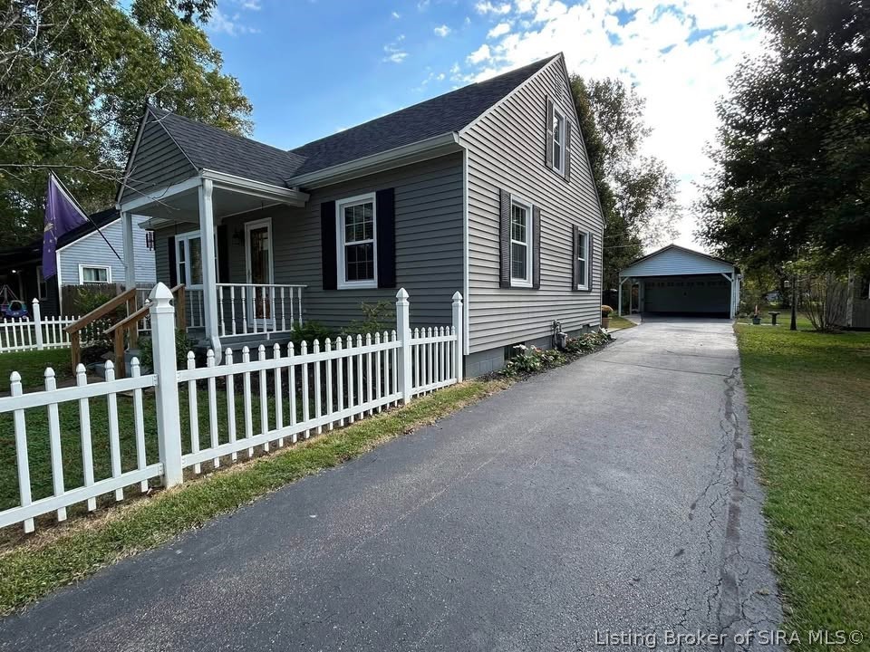 311 E Pike Street Property Photo 3