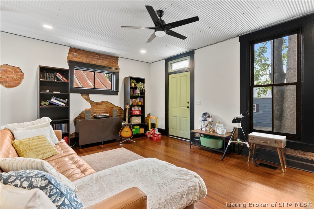422 St Michaels Avenue Property Photo 3
