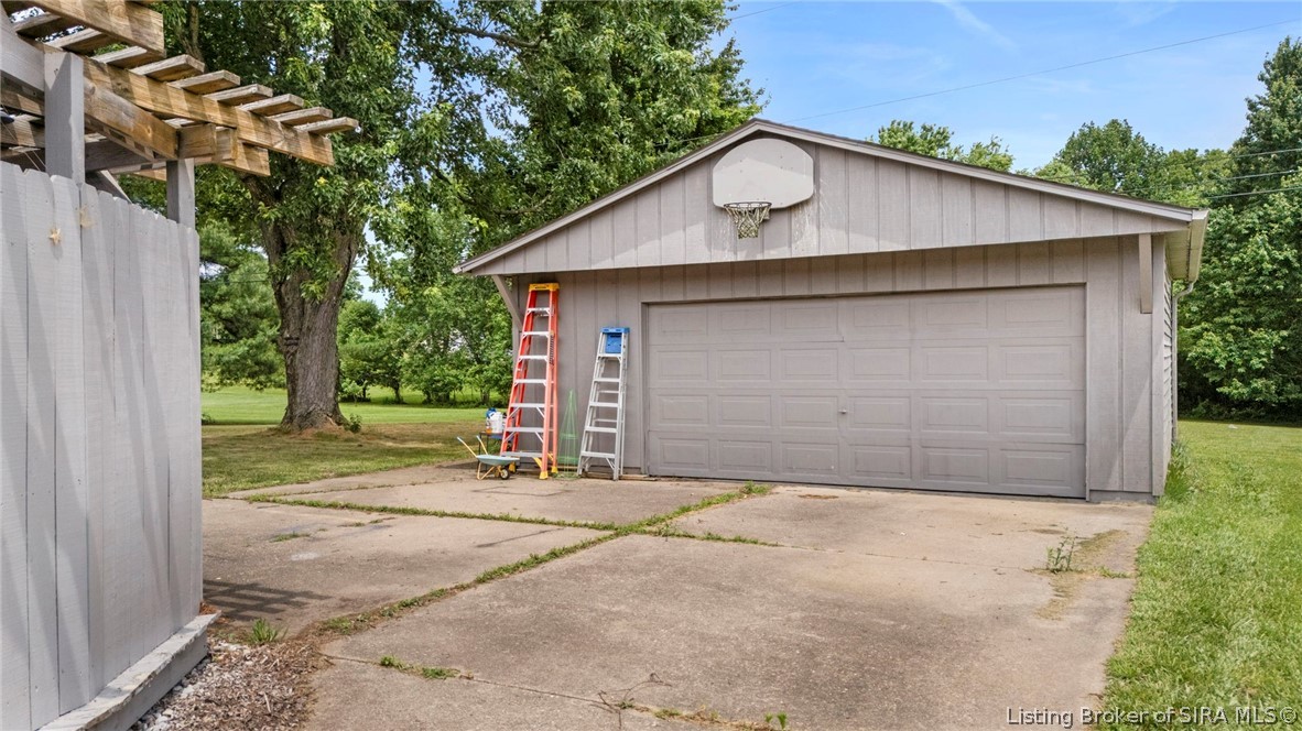 2610 S College Hills Dr Property Photo 3
