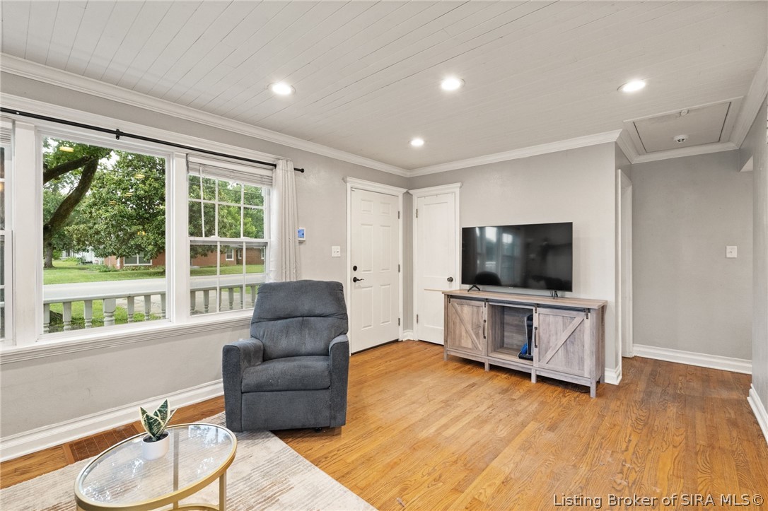 926 E 8th Street Property Photo 8