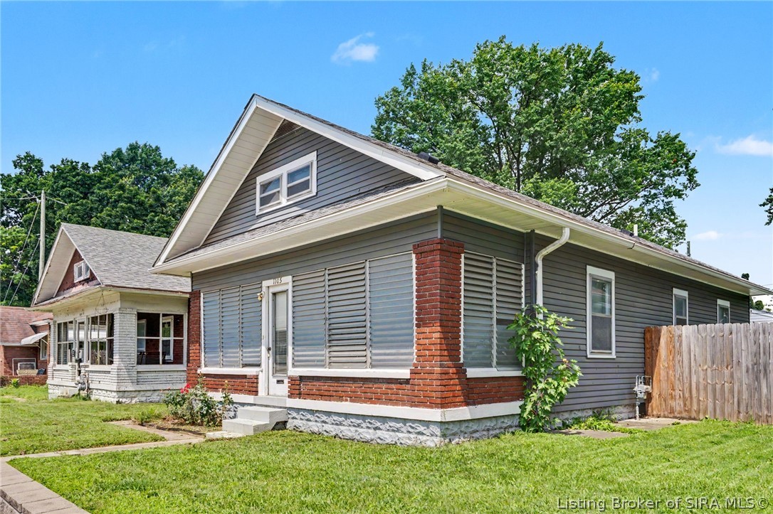 1105 E 10th Street Property Photo 1