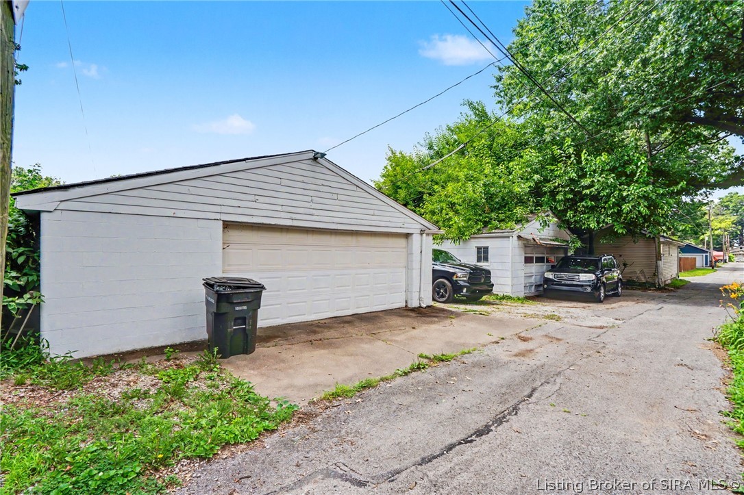 1105 E 10th Street Property Photo 2