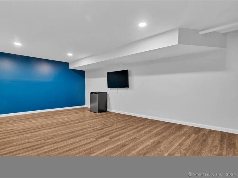 725 Boston Post Road Property Photo 16