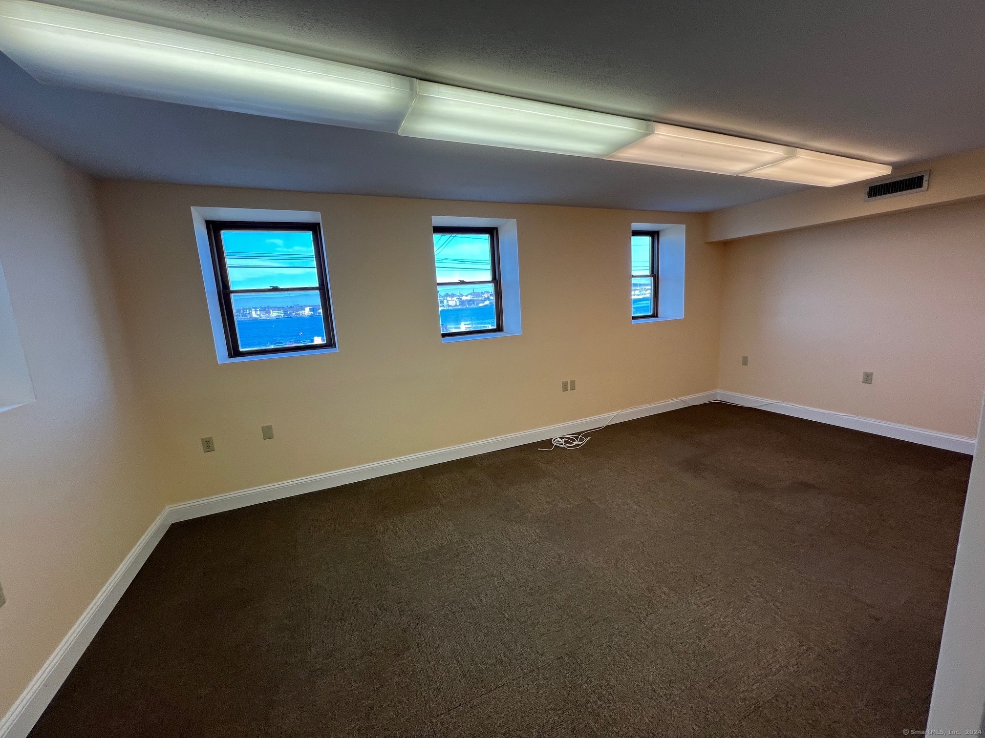 402 Thames Street Property Photo 3