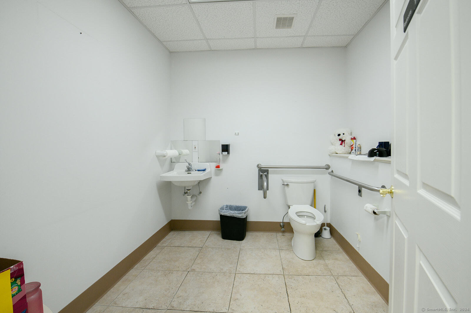 572 Boston Post Road Property Photo 8