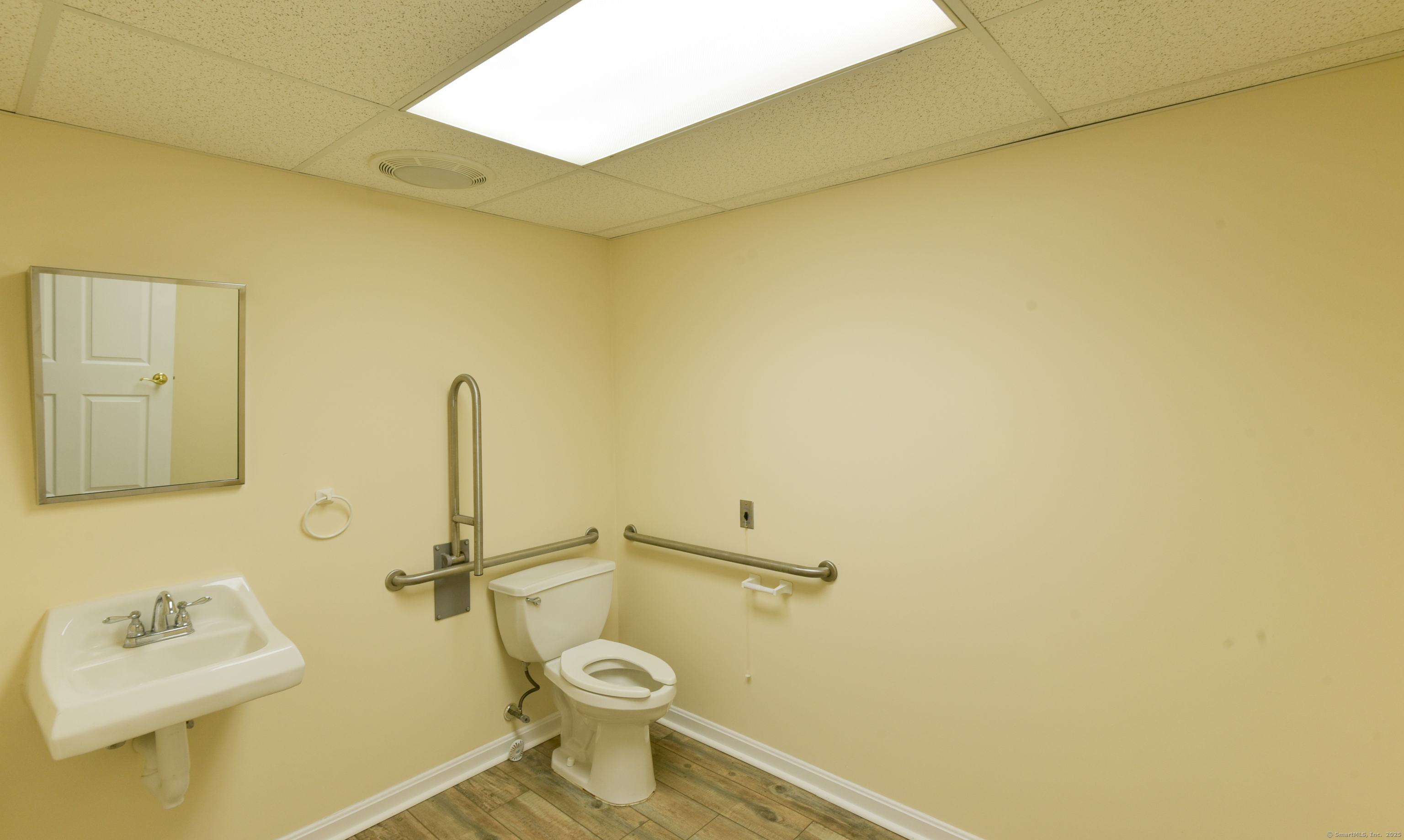 459 - A Thompson Road Property Photo 4