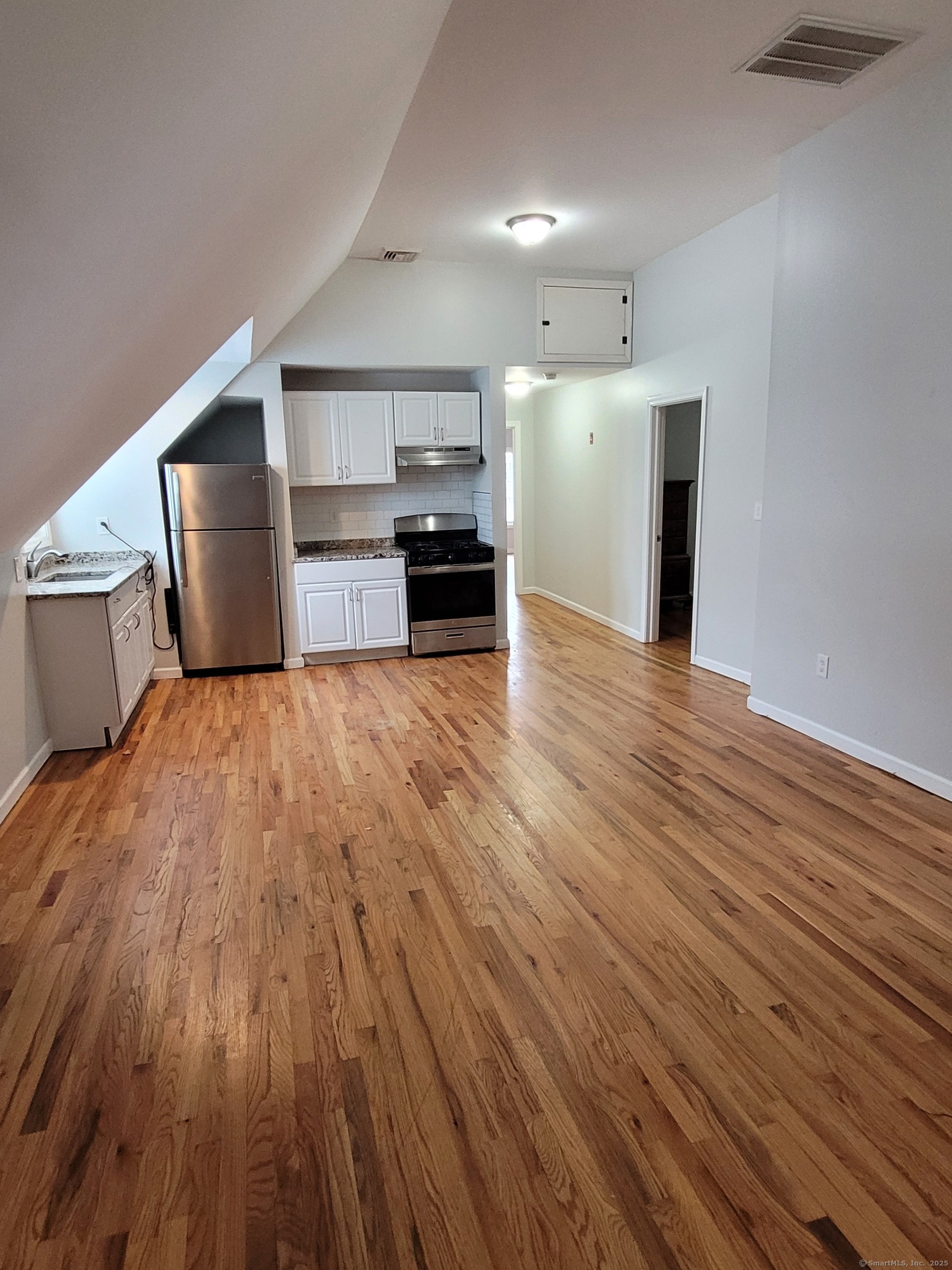 1119 Stratford Avenue Property Photo 6