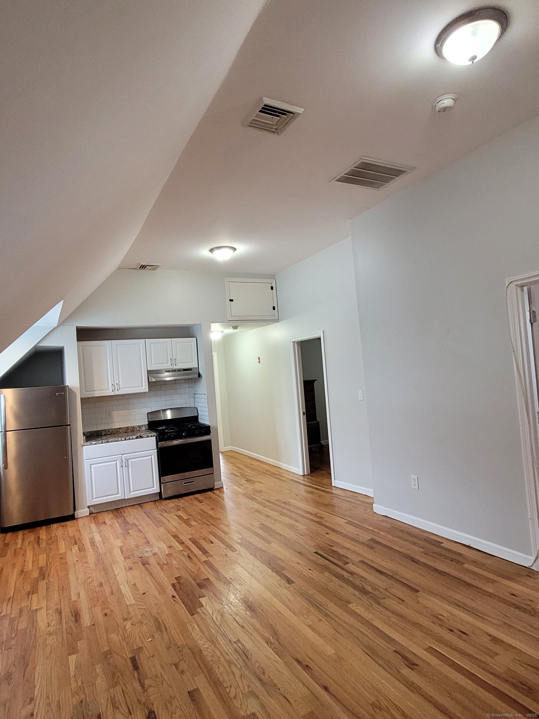 1119 Stratford Avenue Property Photo 7