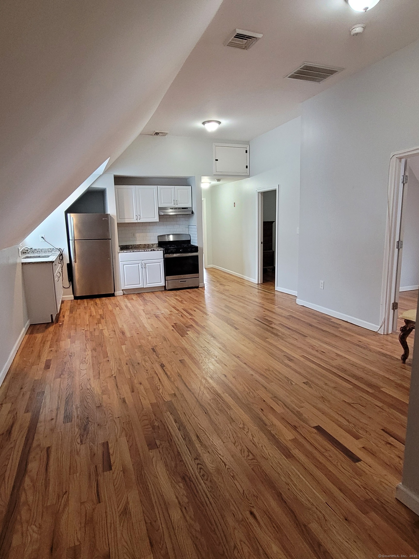 1119 Stratford Avenue Property Photo 8
