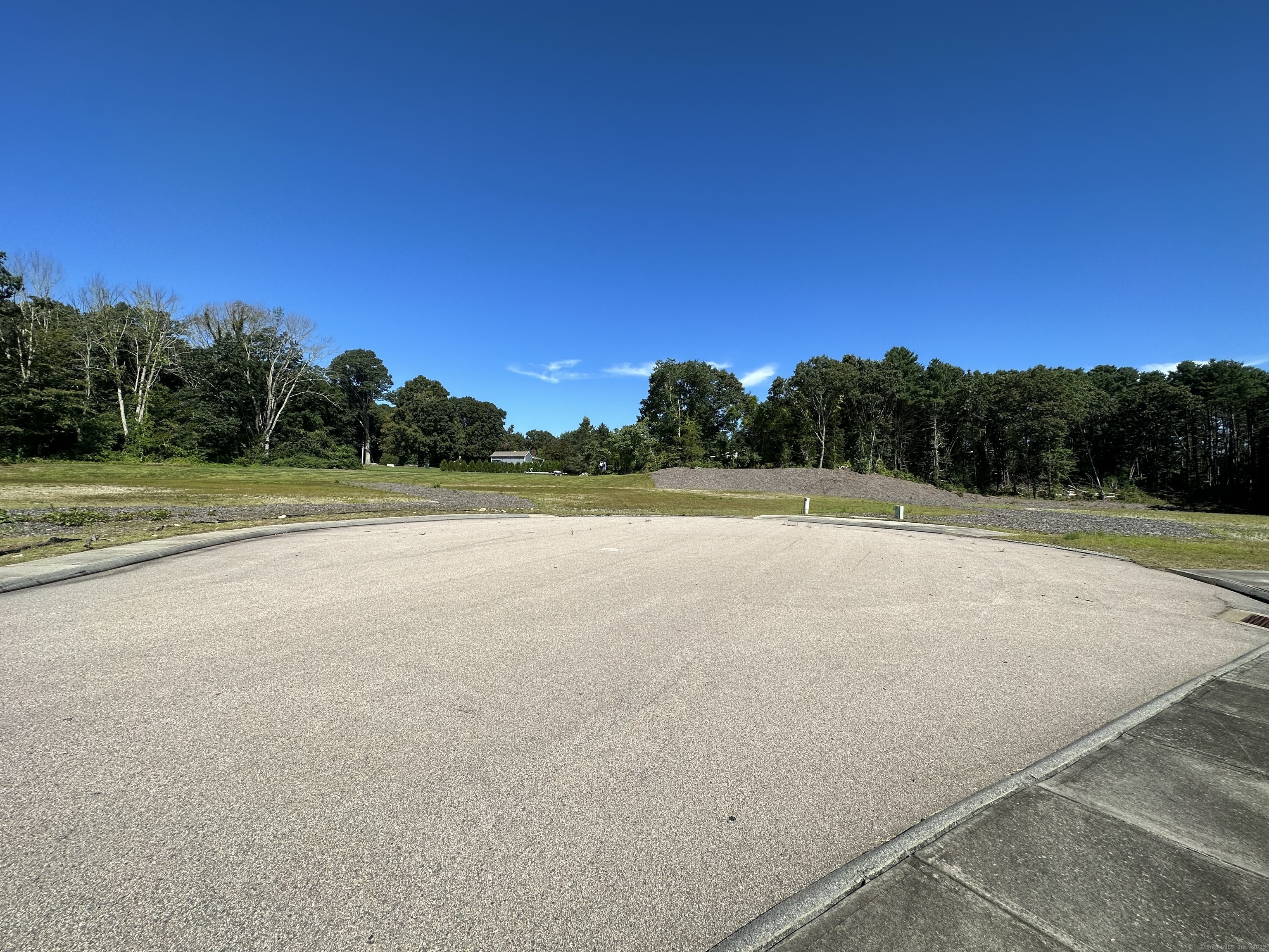 4 Commerce Circle Property Photo 2