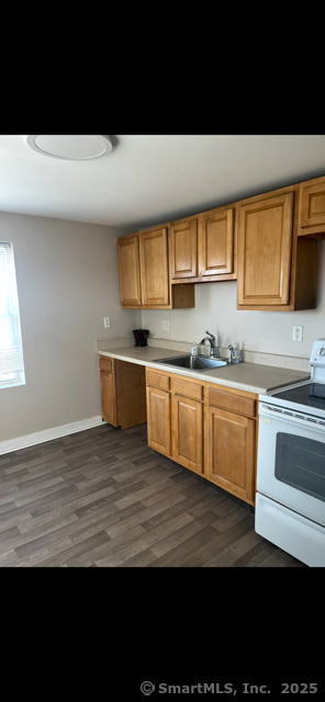 290 Adams St Property Photo 6
