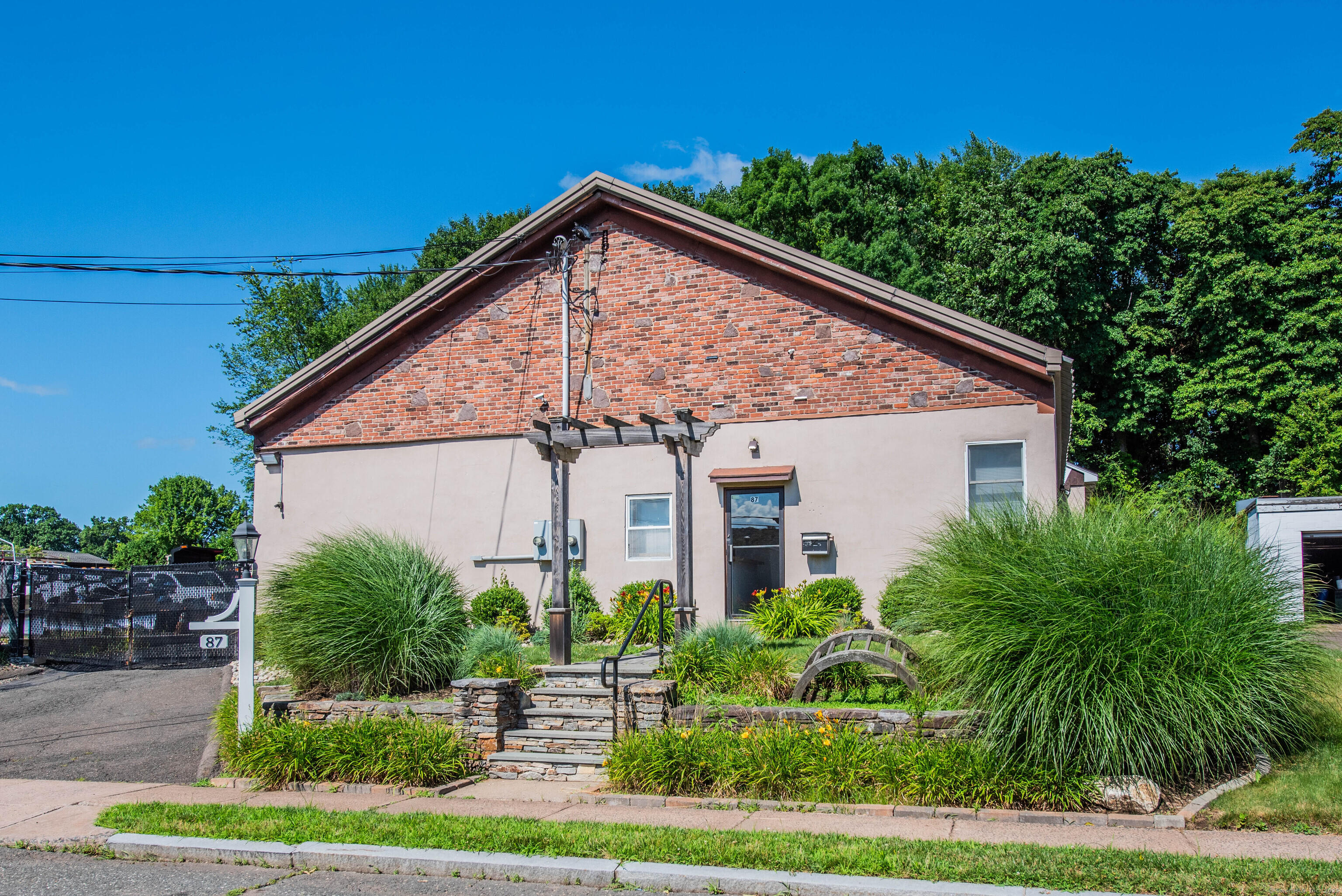 87 Custer Street Property Photo 3