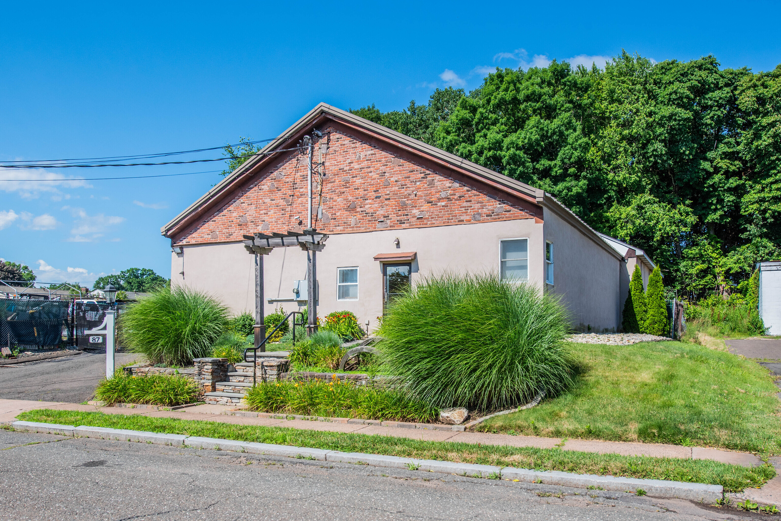 87 Custer Street Property Photo 4