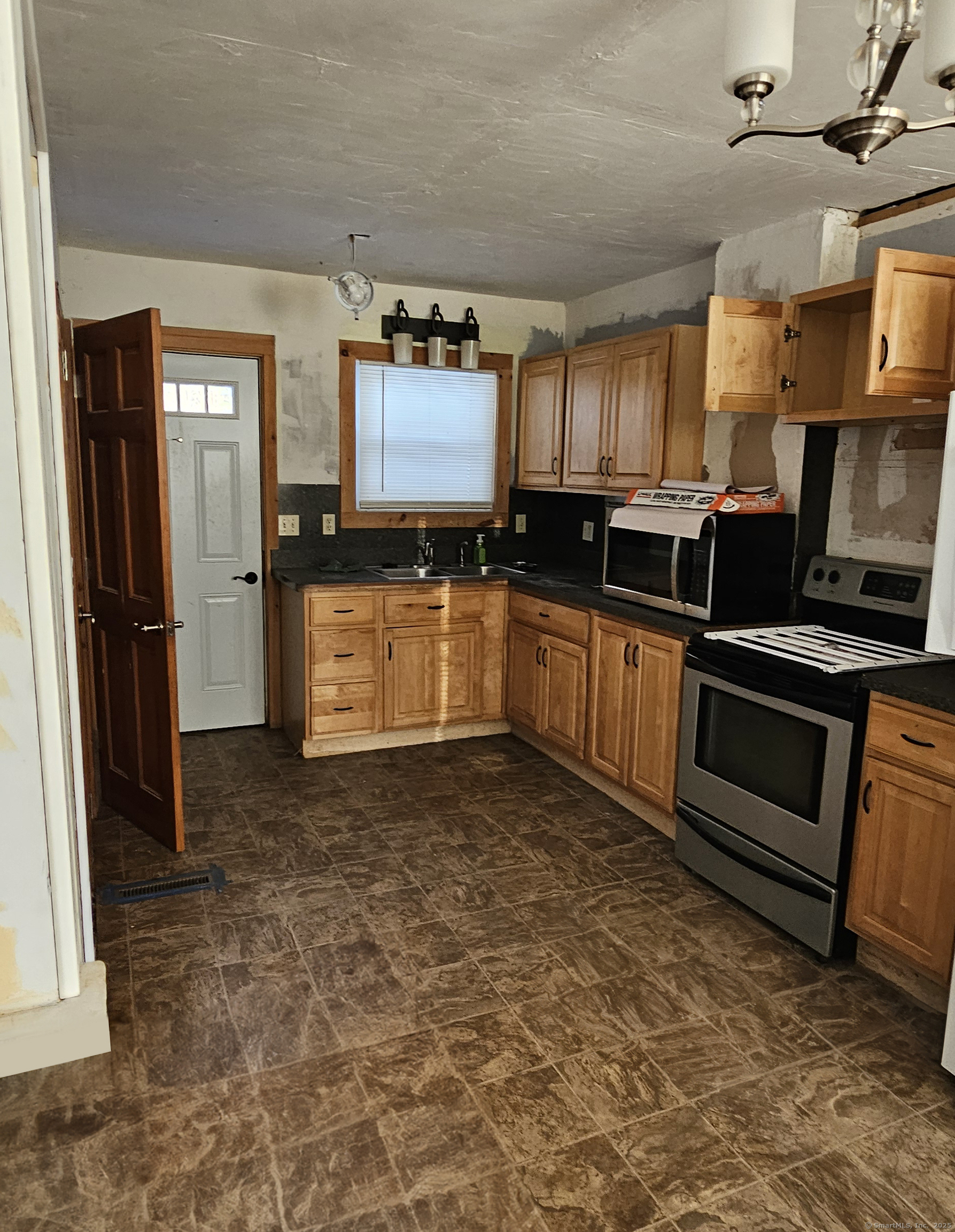 40 Boys Avenue Property Photo 2