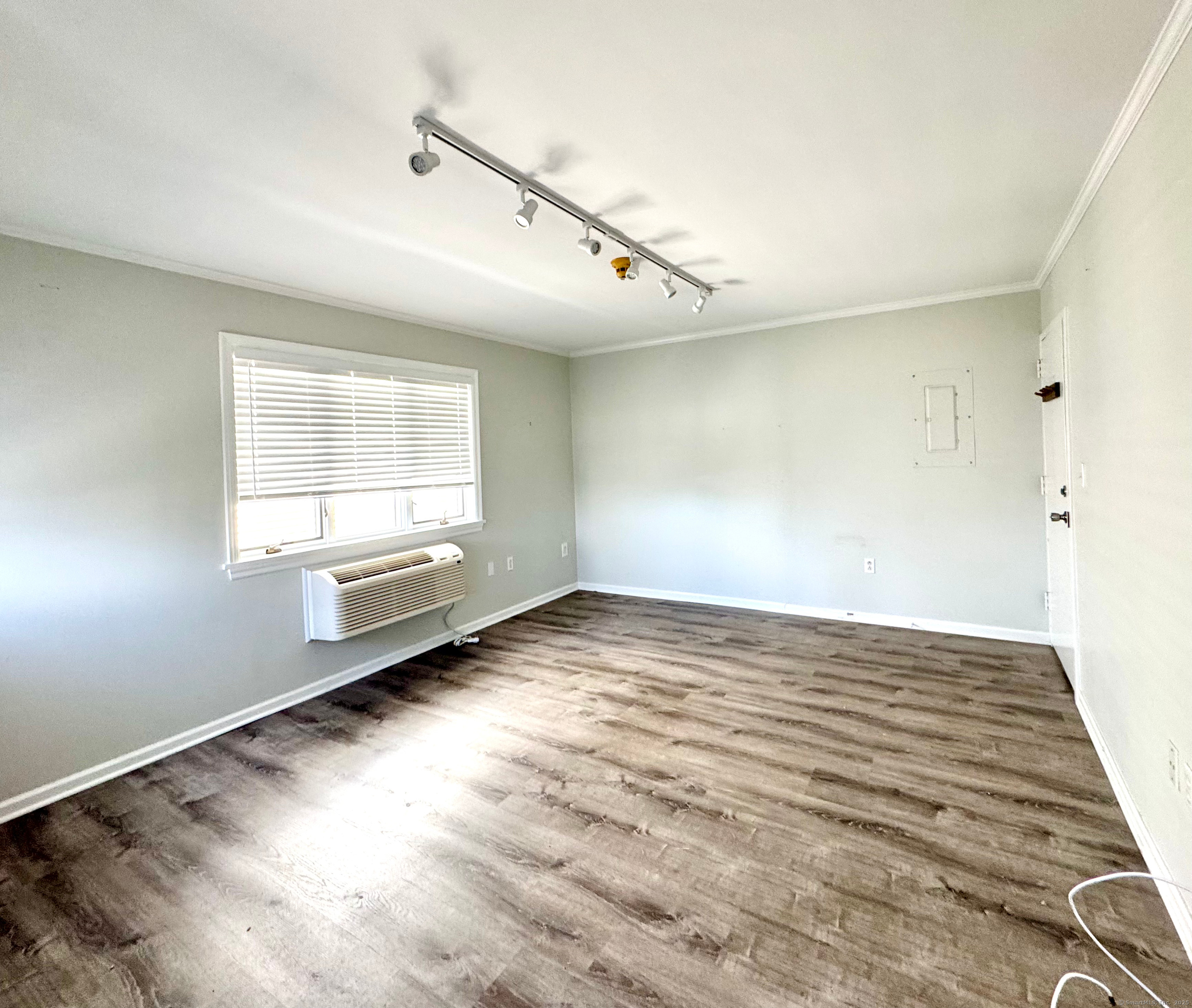 1081 E Putnam Ave Property Photo 2