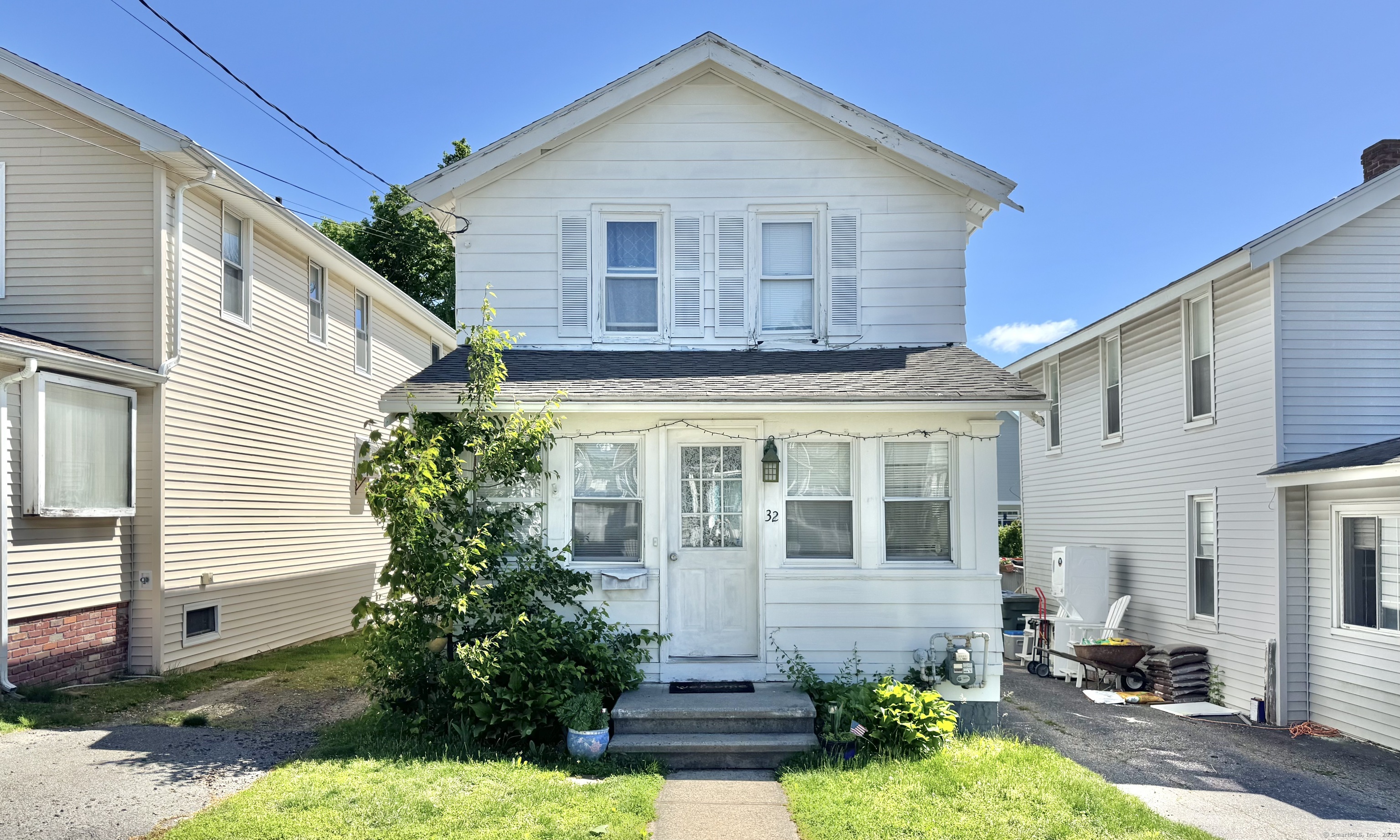 32 Lawrence Avenue Property Photo 1