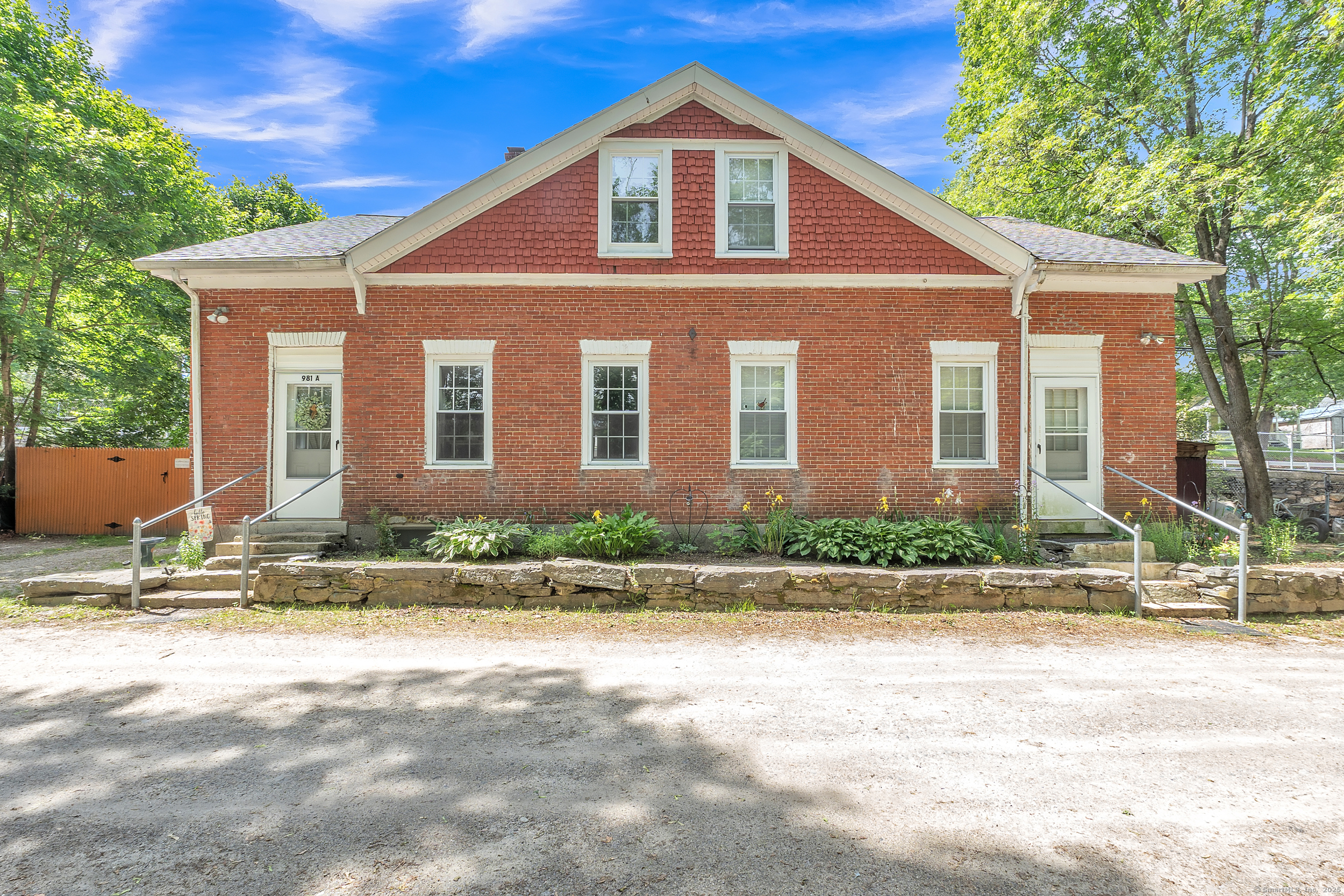 981 Riverside Drive Property Photo 1
