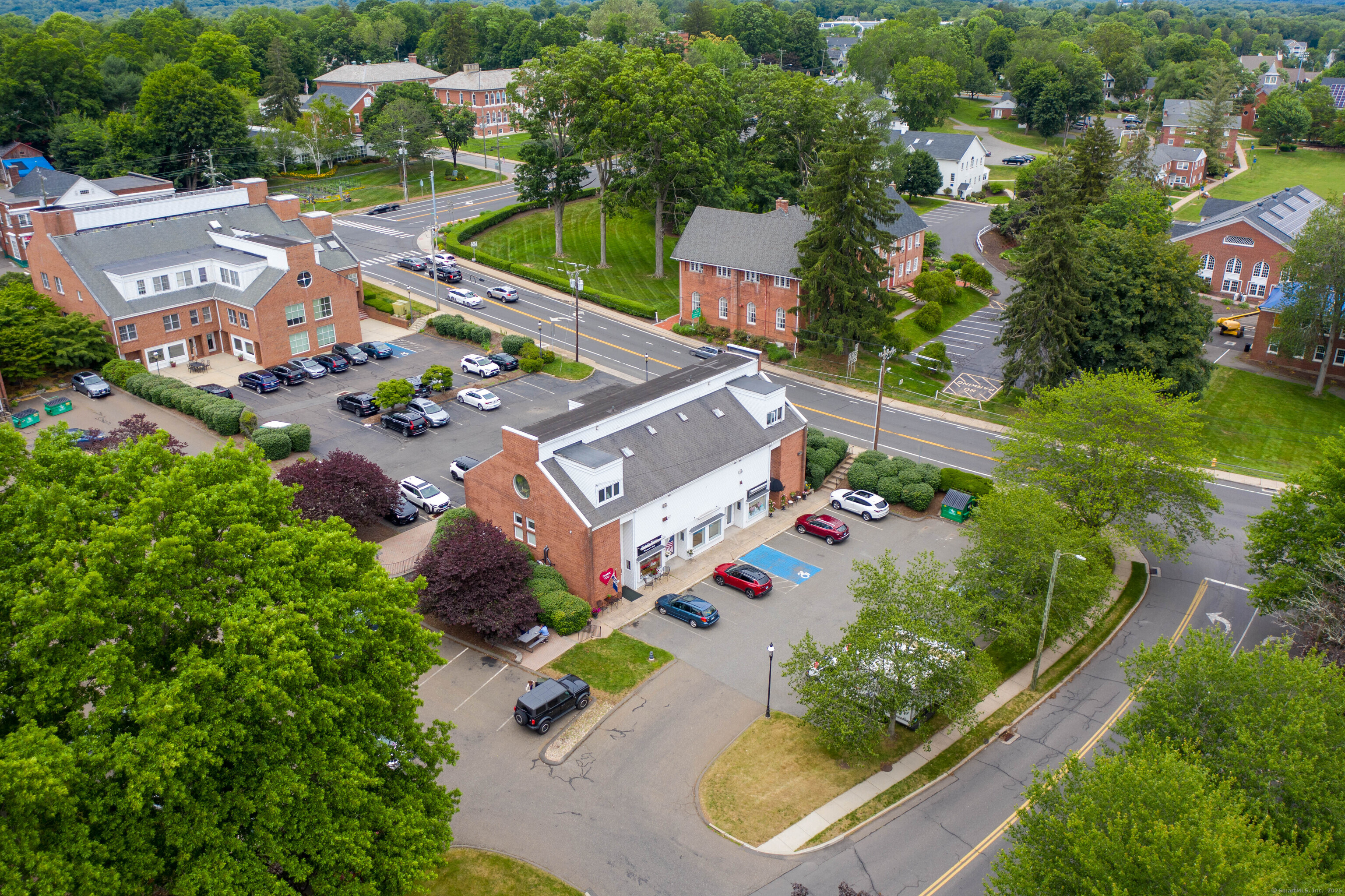 2 Town Center Plz Property Photo 10