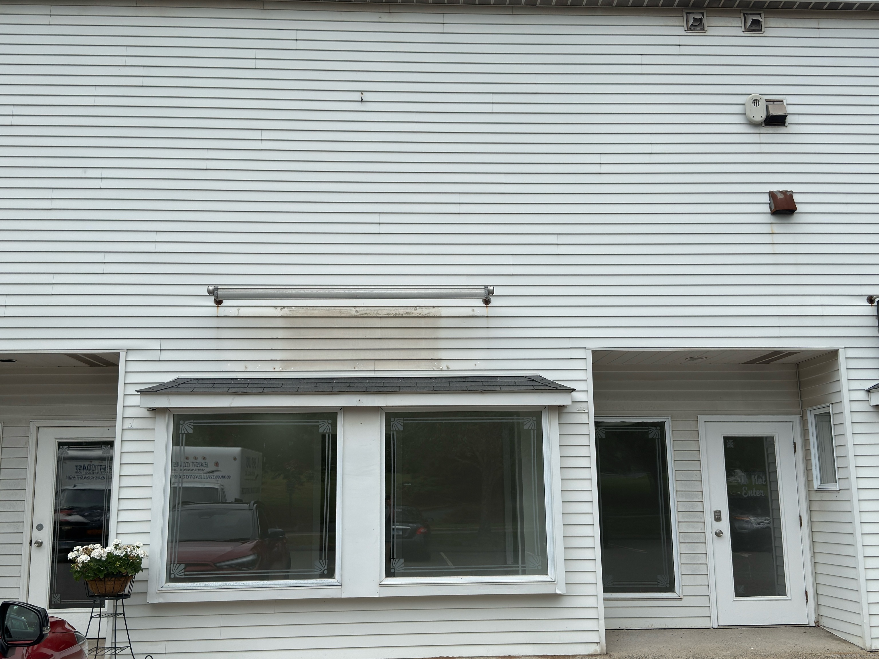 2 Town Center Plz Property Photo 14