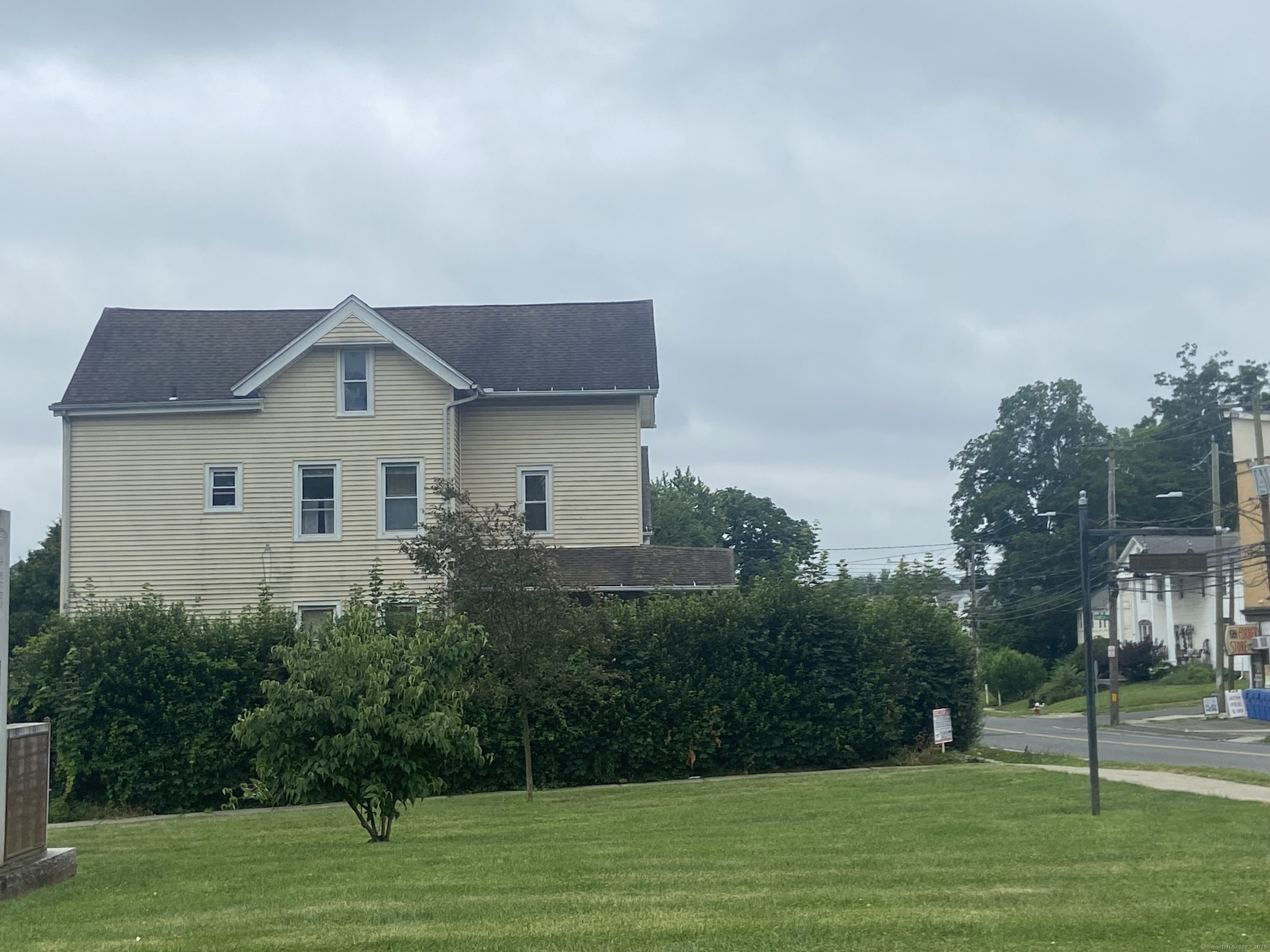 561 East Street Property Photo 3