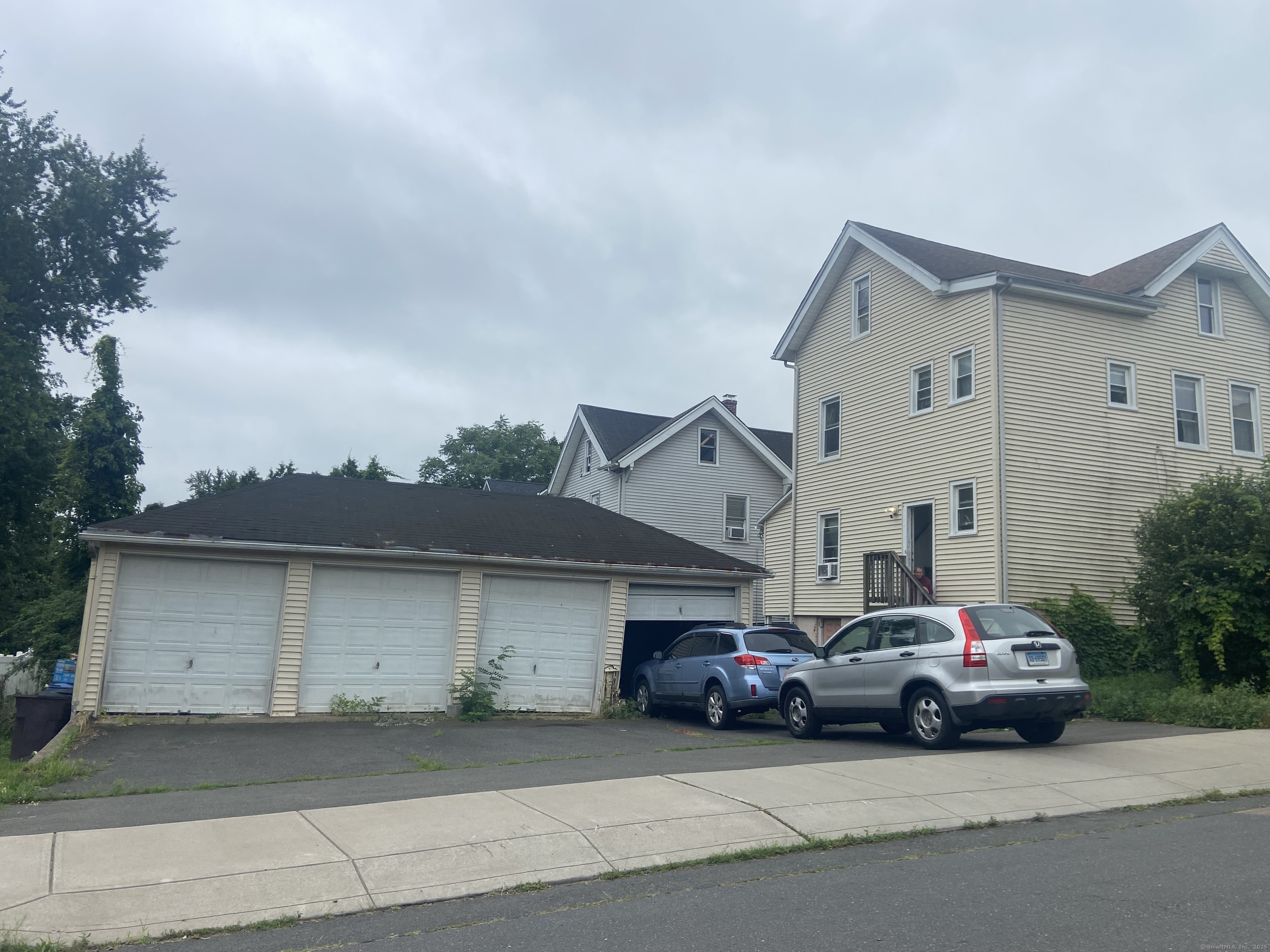 561 East Street Property Photo 4