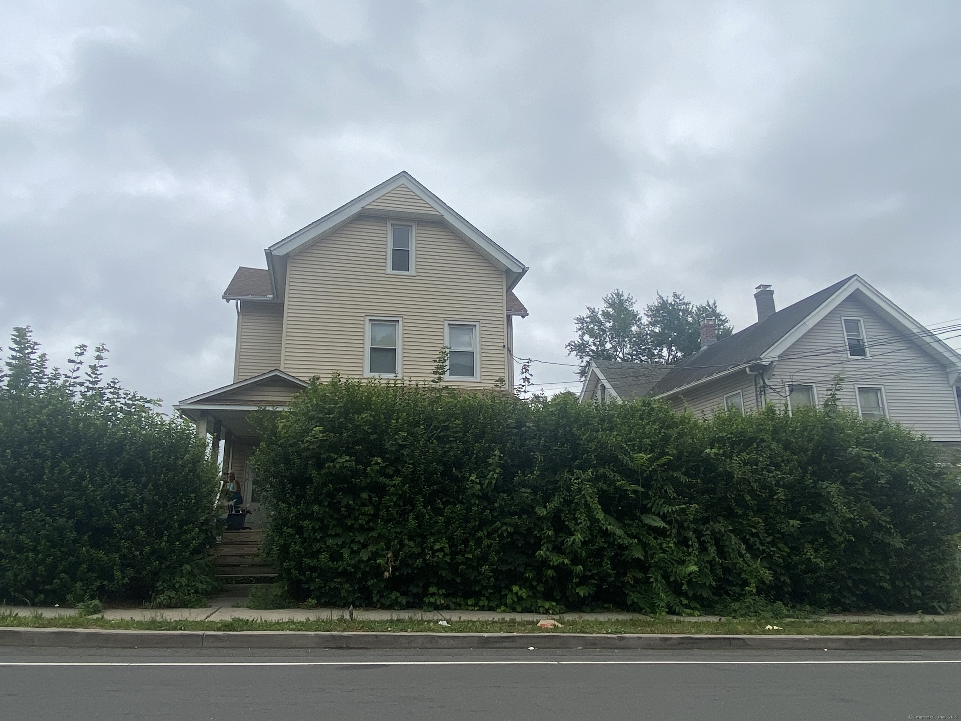 561 East Street Property Photo 5
