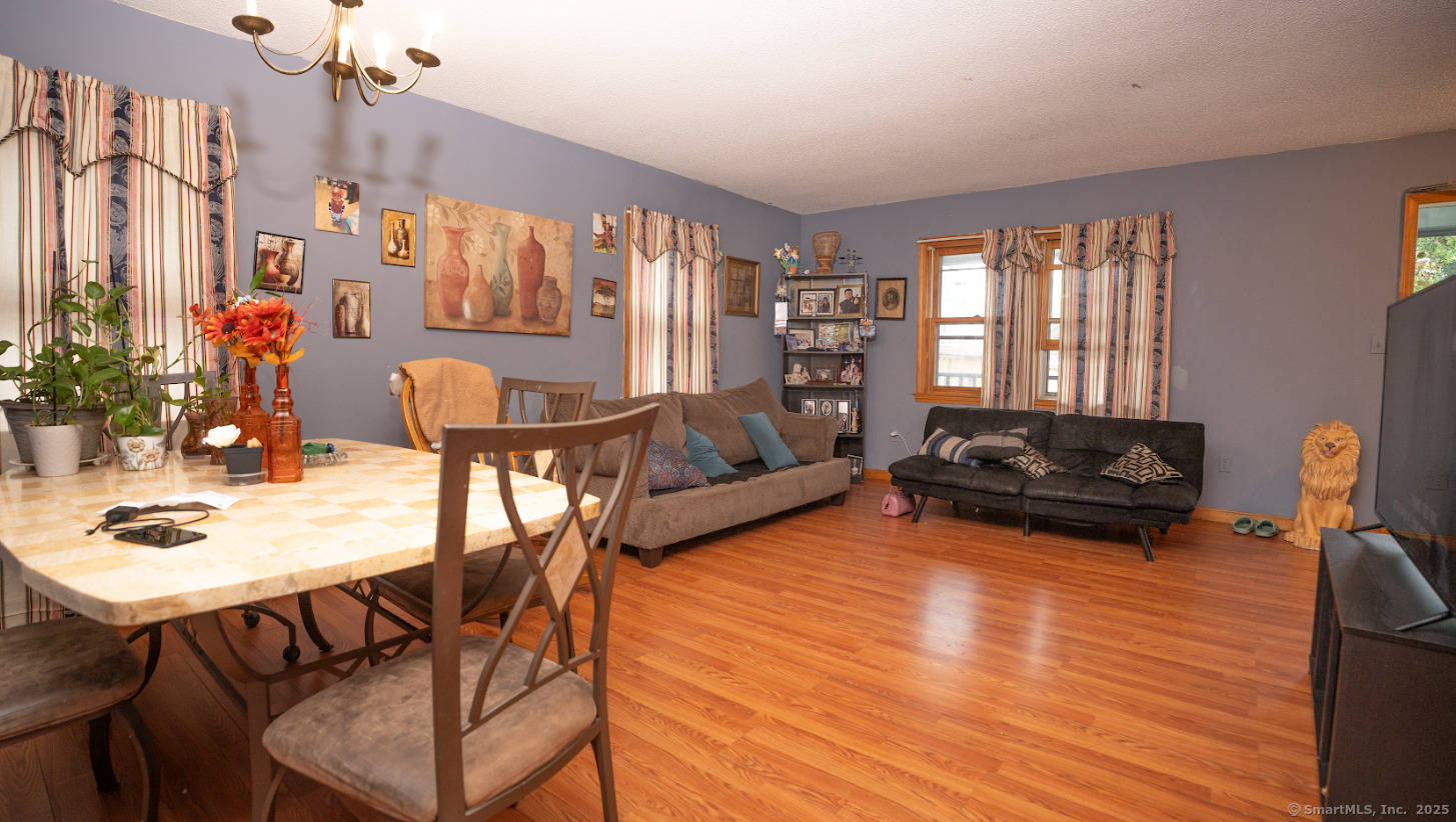 105 Magnolia St Property Photo 4