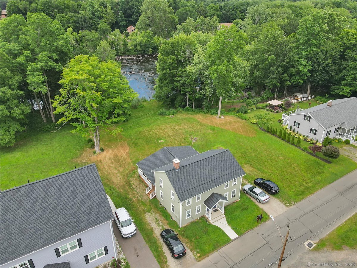 80 Tunxis St Property Photo 8