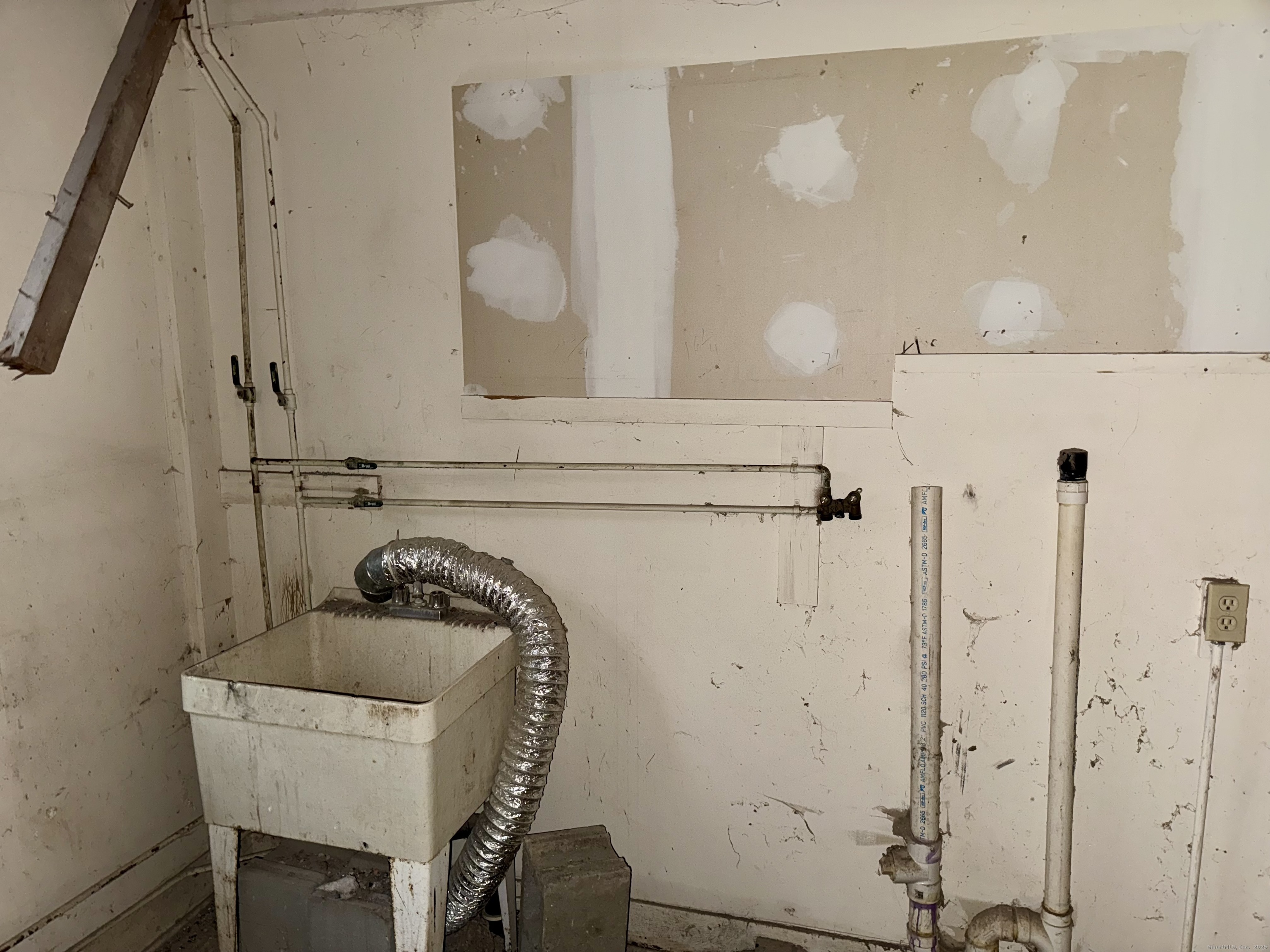 708 Hilliard Street Property Photo 10