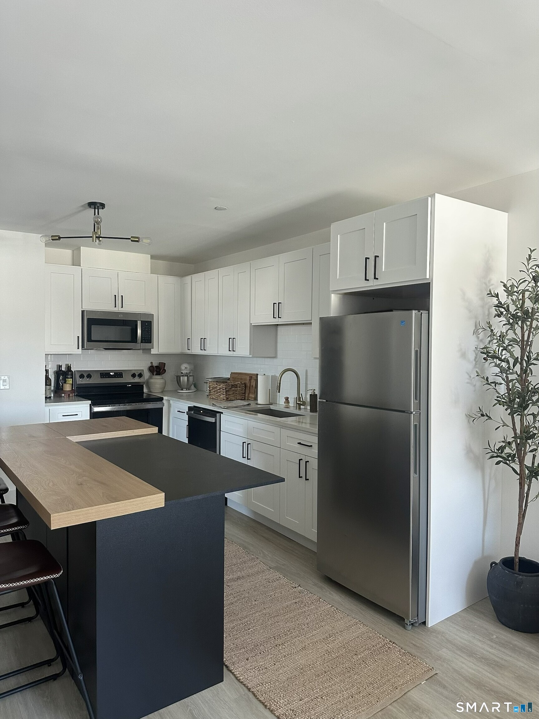 211 Ferry 208 Boulevard Property Photo 9
