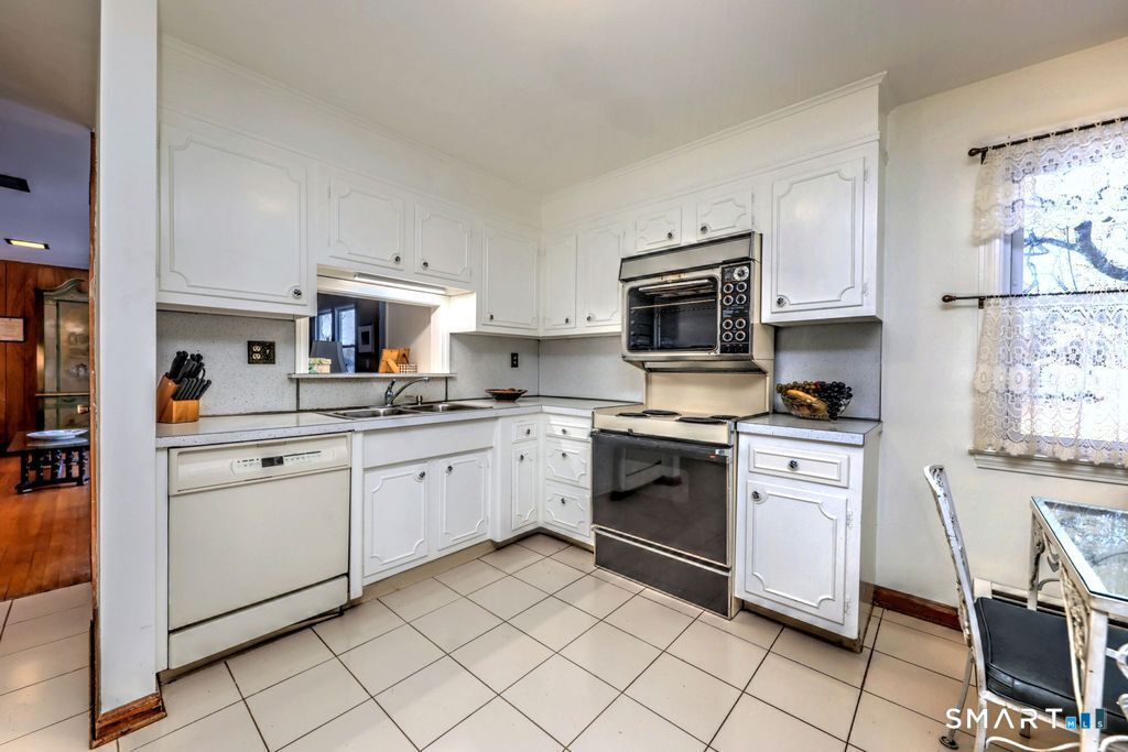 11 Williamsburg Drive Property Photo 17