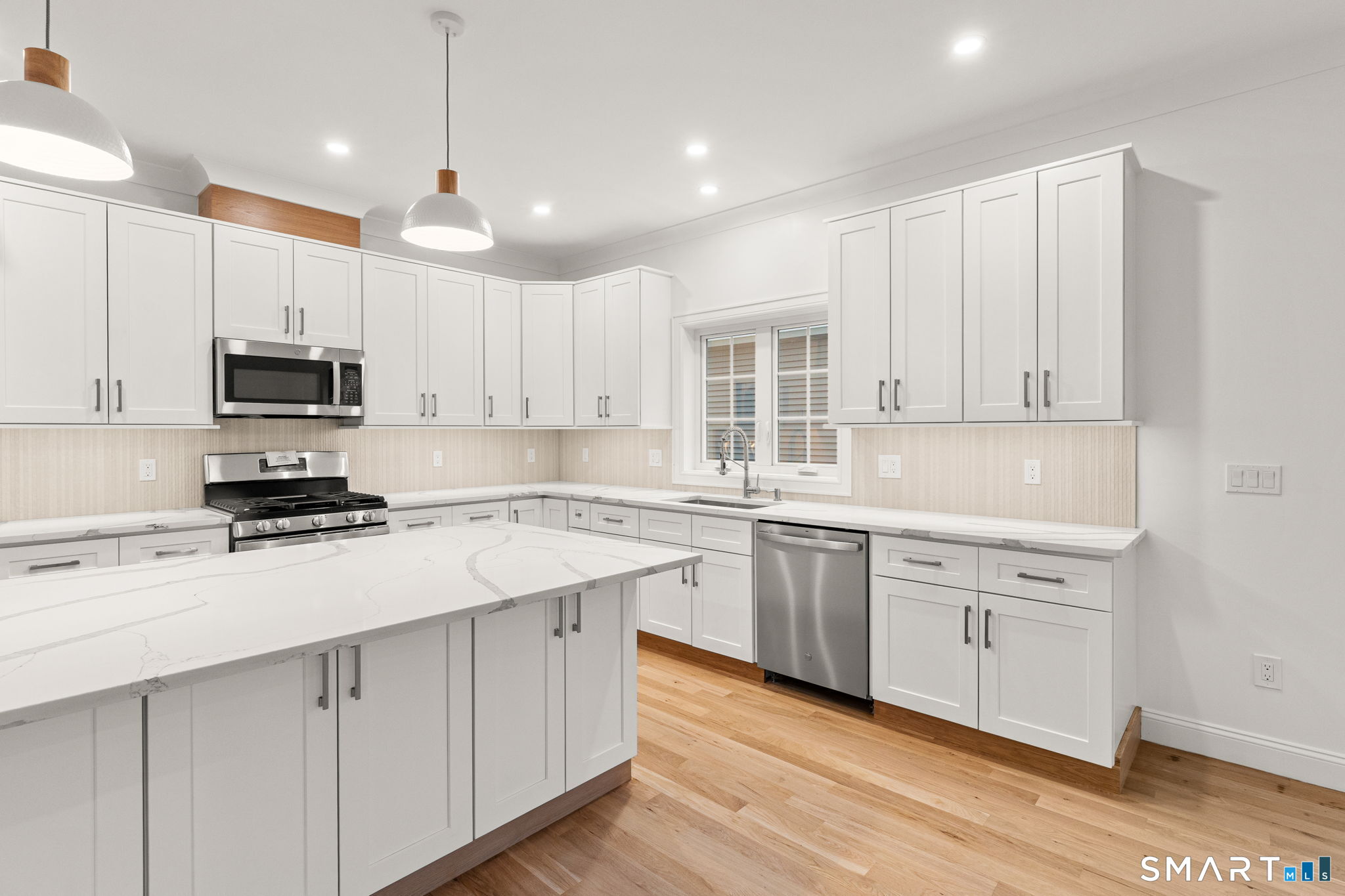 108 New England Avenue Property Photo 3