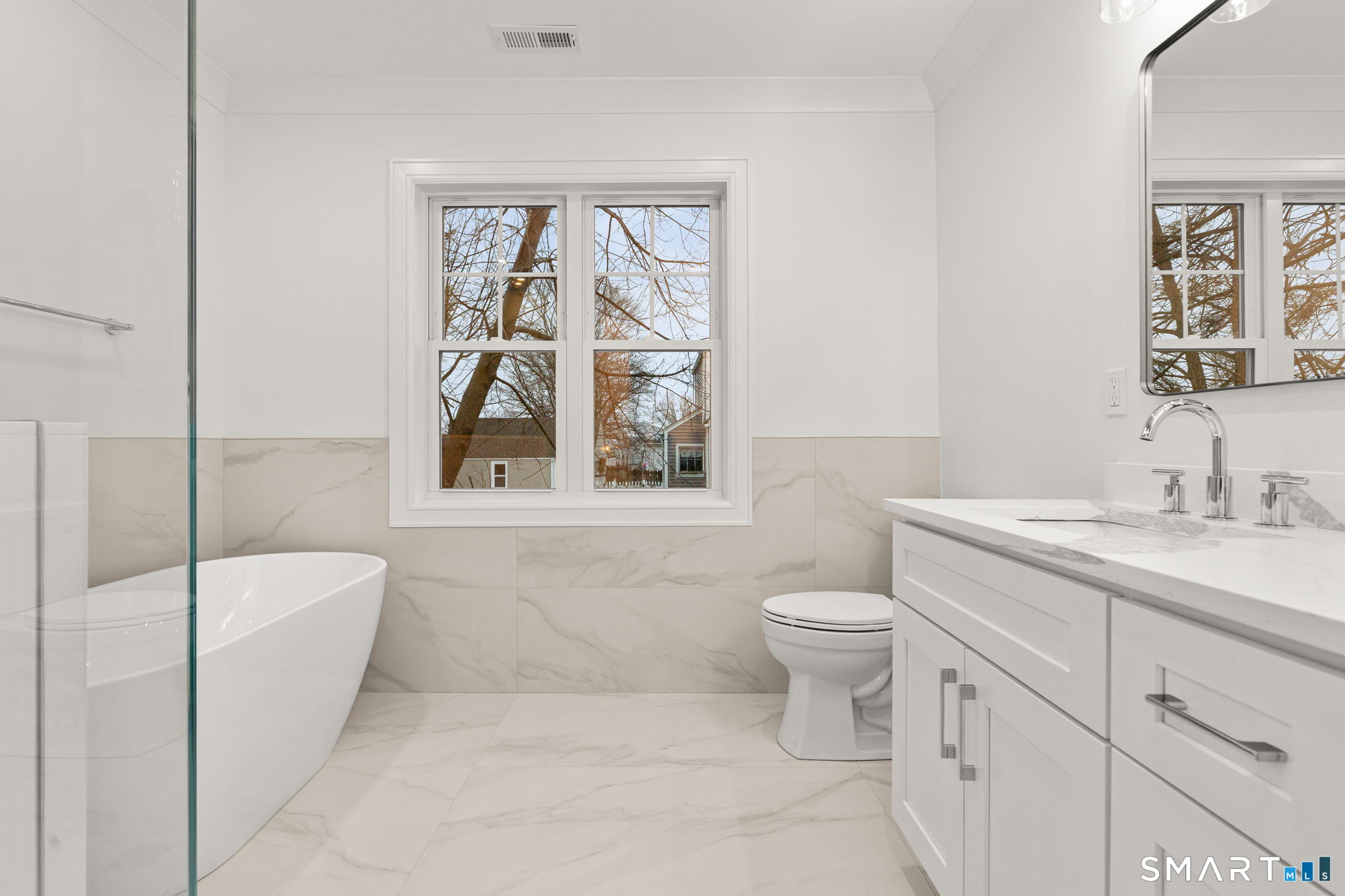 108 New England Avenue Property Photo 9