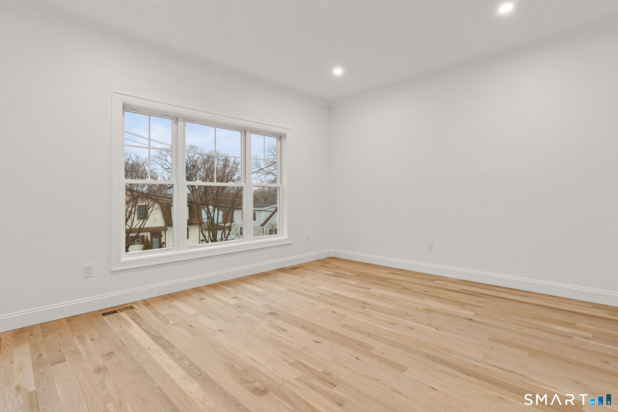 108 New England Avenue Property Photo 11