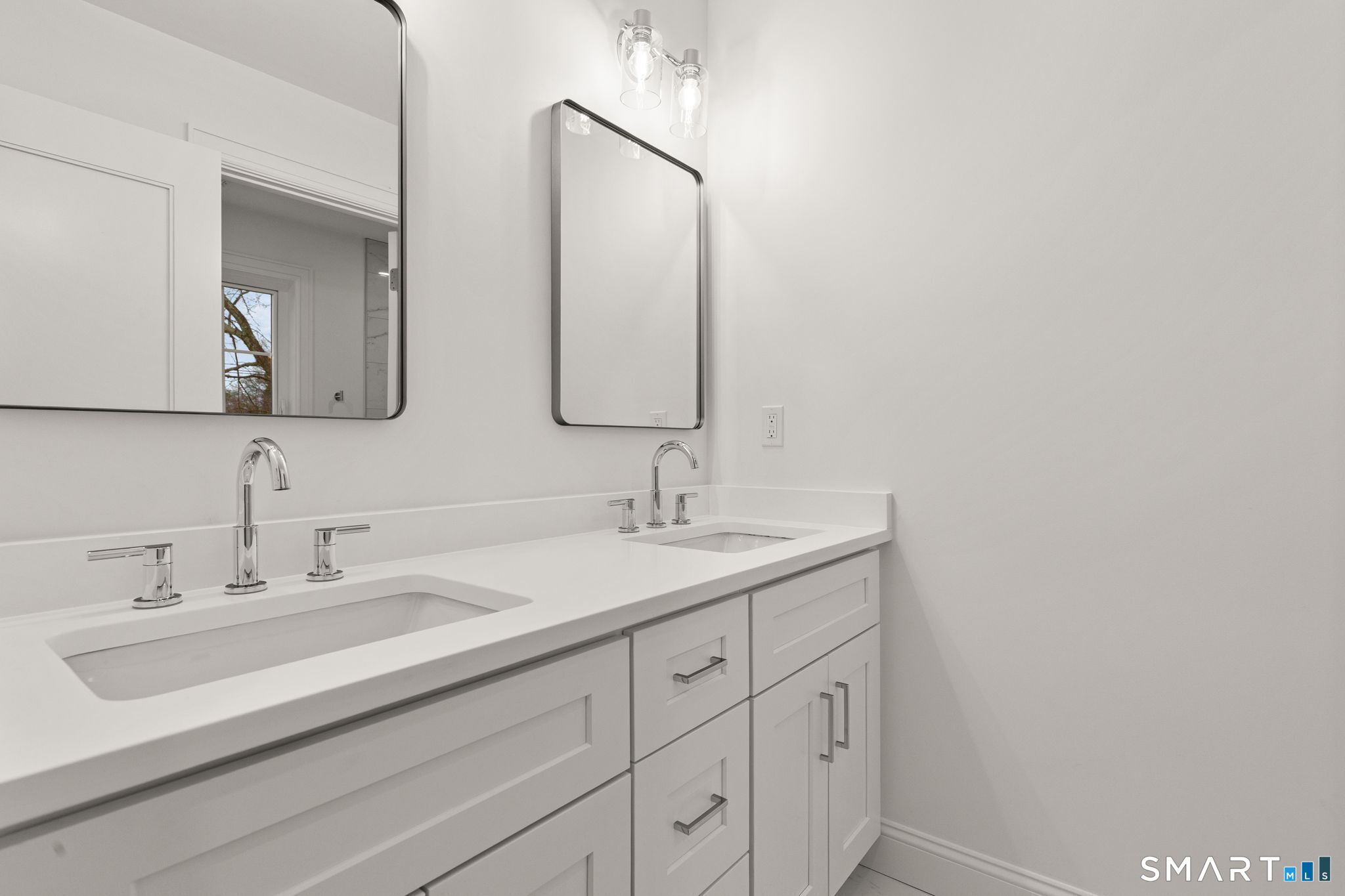108 New England Avenue Property Photo 14