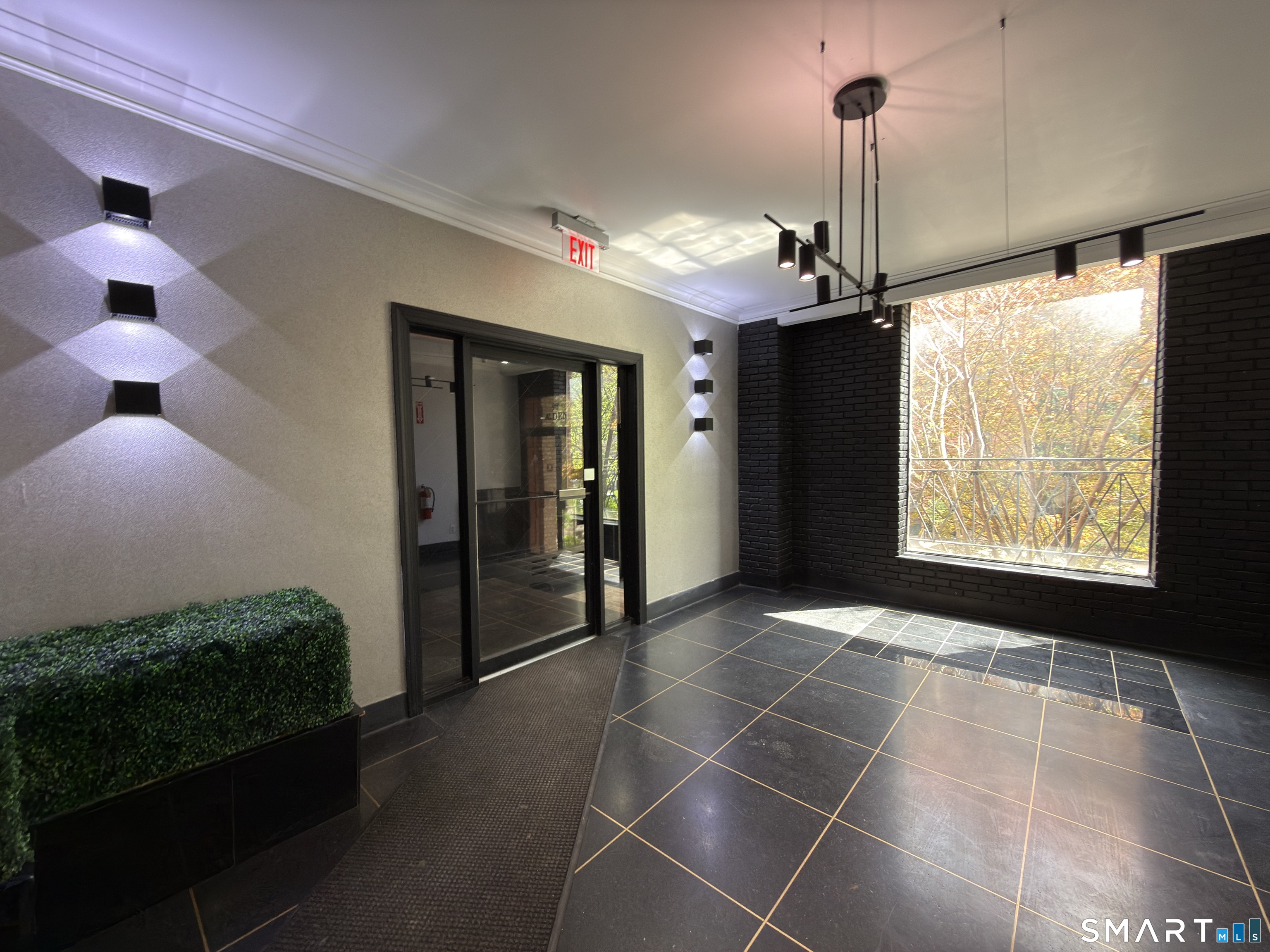 28 Strawberry Hill 98-4k Avenue Property Photo 1
