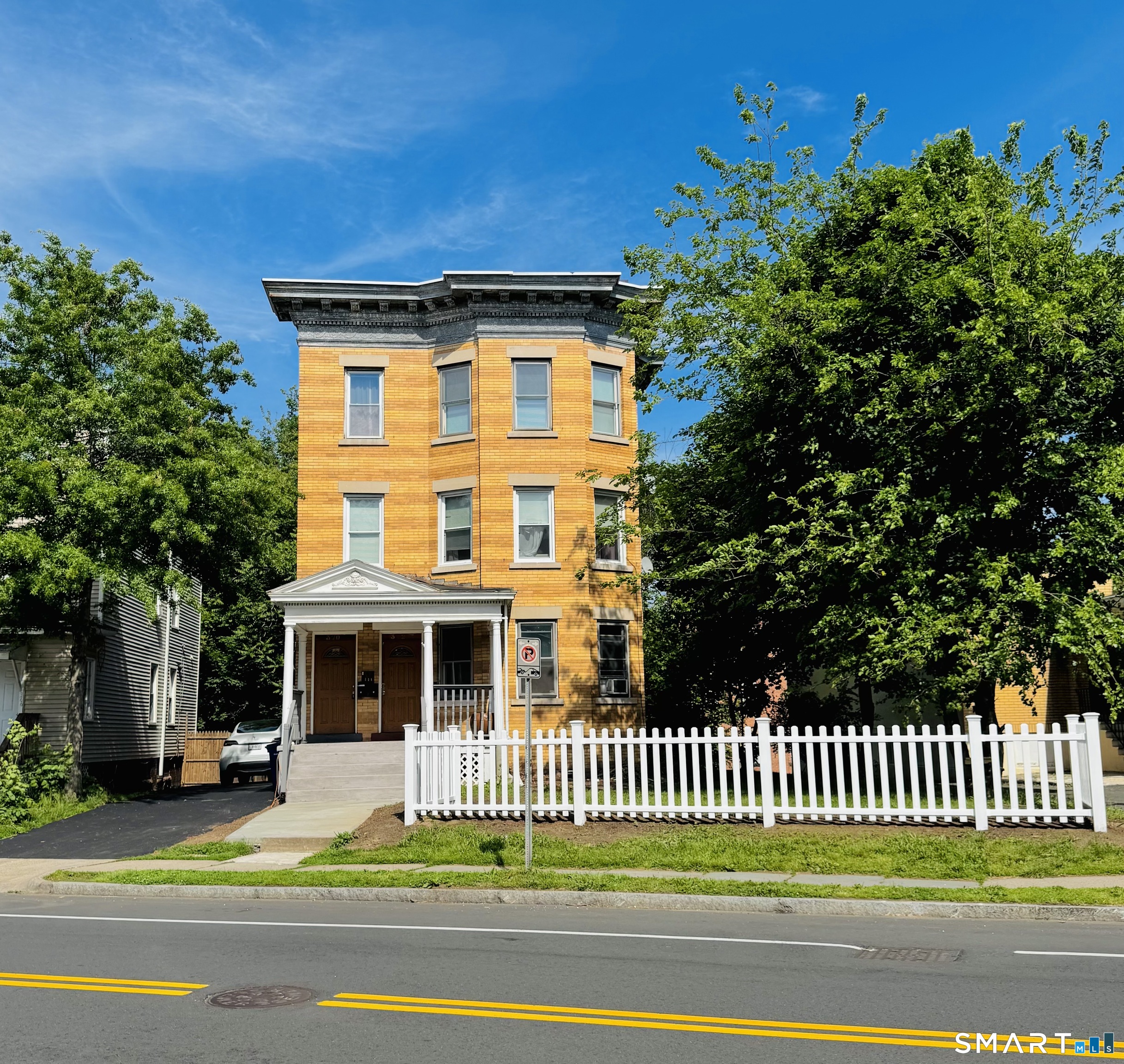 370 Maple 3 Avenue