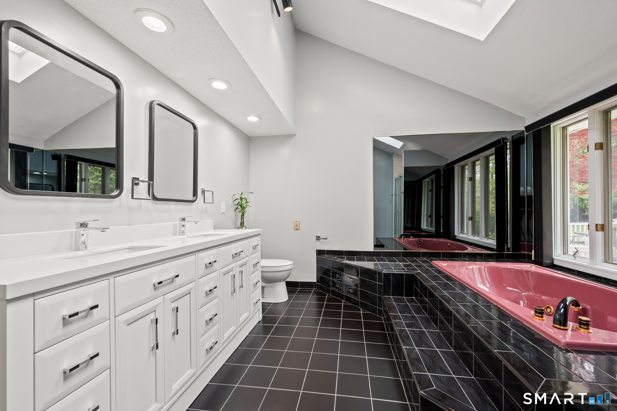2 Executive Hill Road Property Photo 16